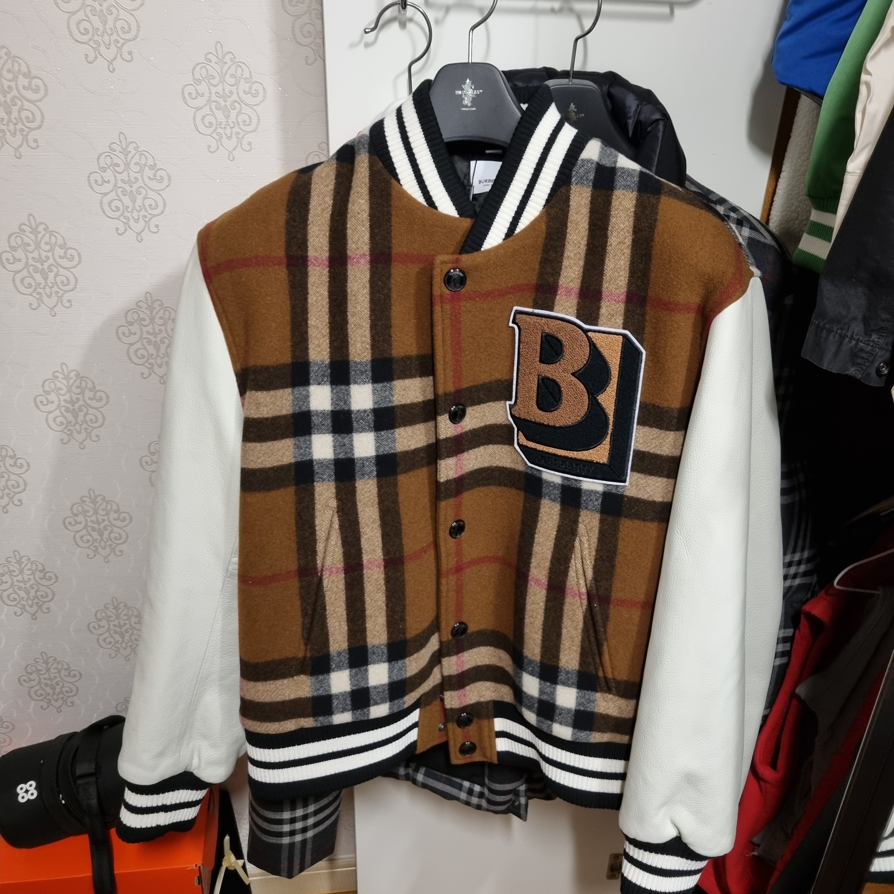 Burberry Felton Check Varsity Jacket Dark Dark Birch Brown 착용 스타일 - 3