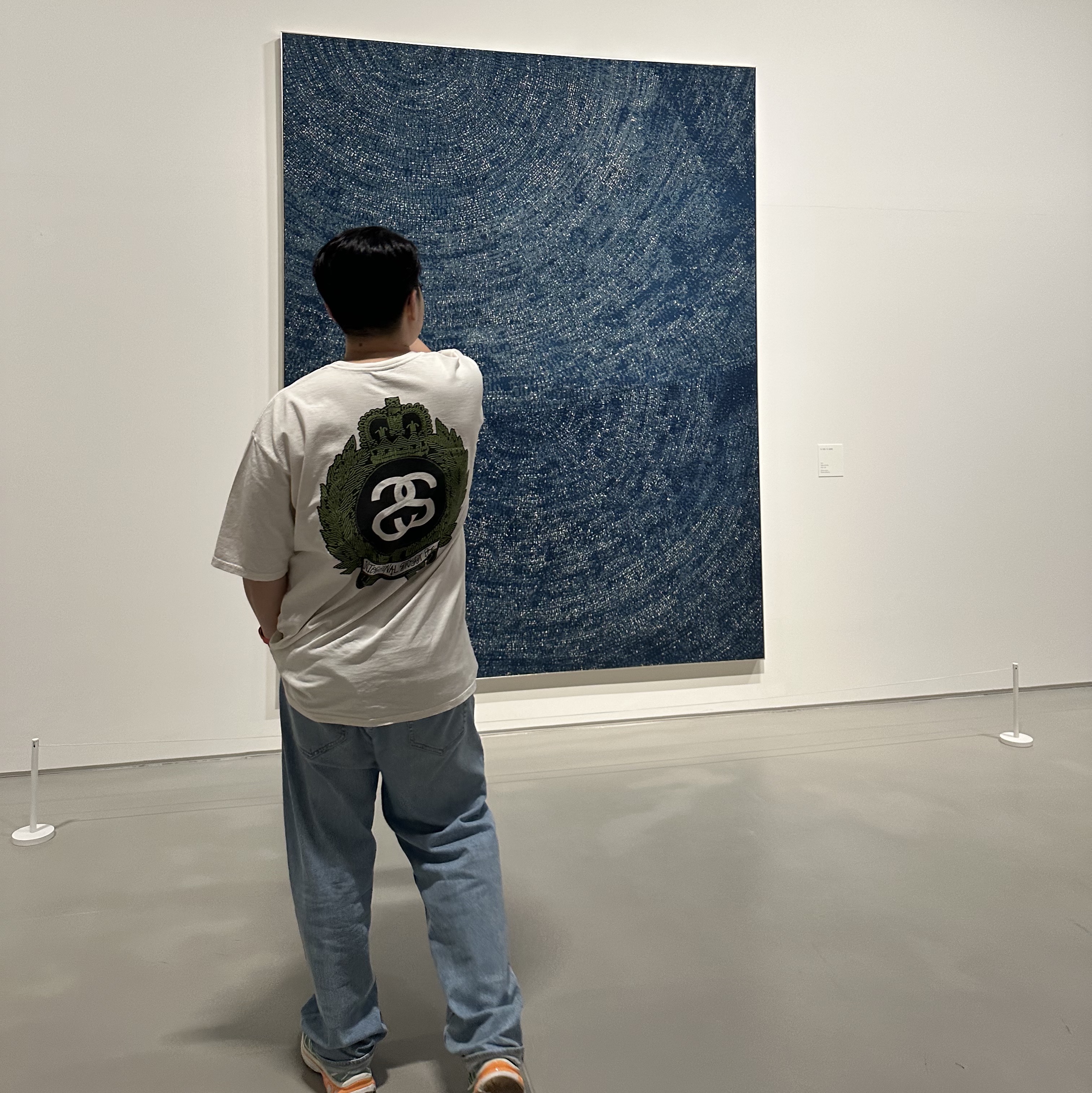 스투시 크라운 리쓰 피그먼트 다이드 티셔츠 내츄럴, 살로몬 XT-6 그라니트 그린 블레이징 오렌지 착용 스타일