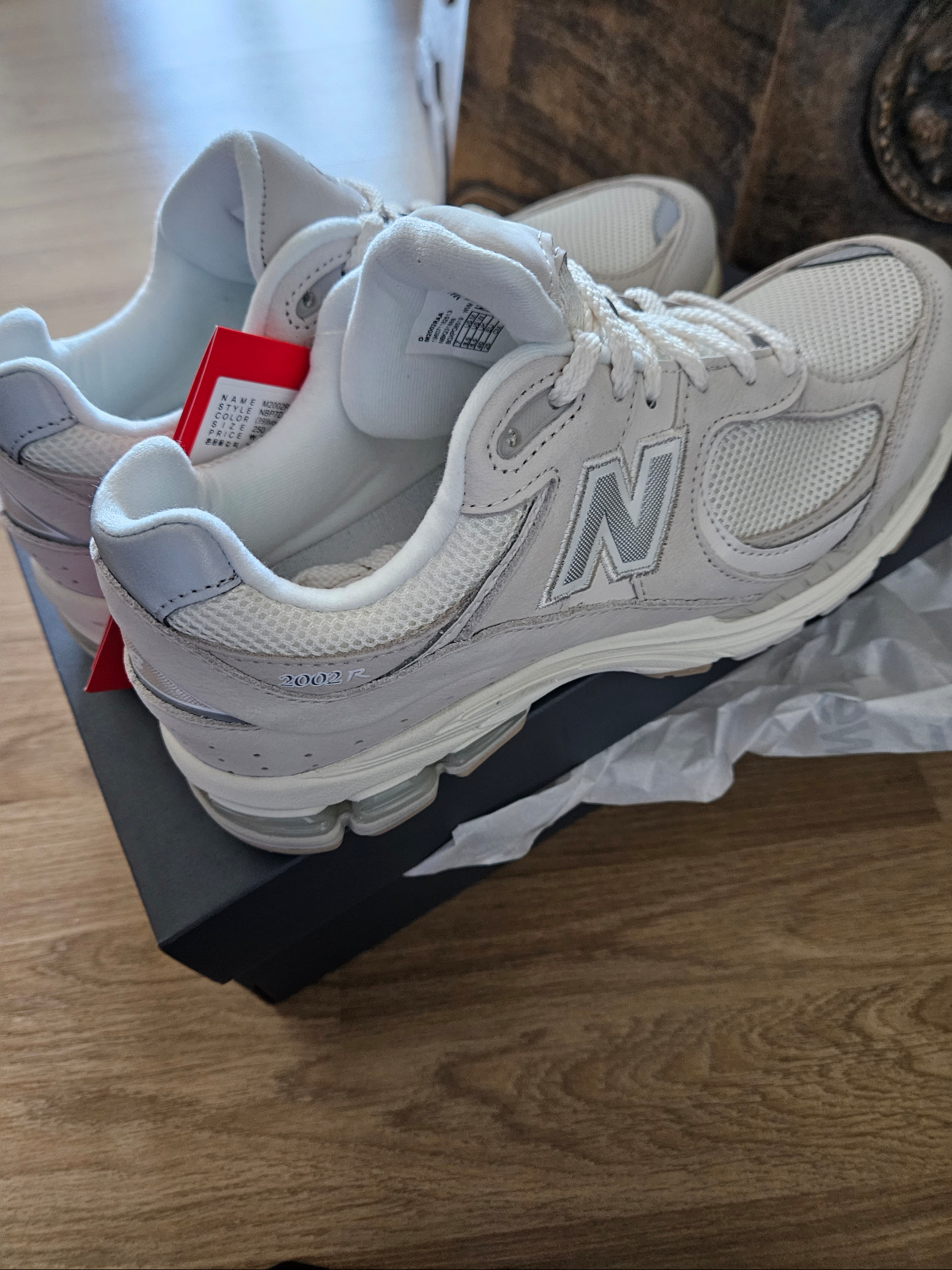 New Balance 2002R White Ivory 착용 스타일