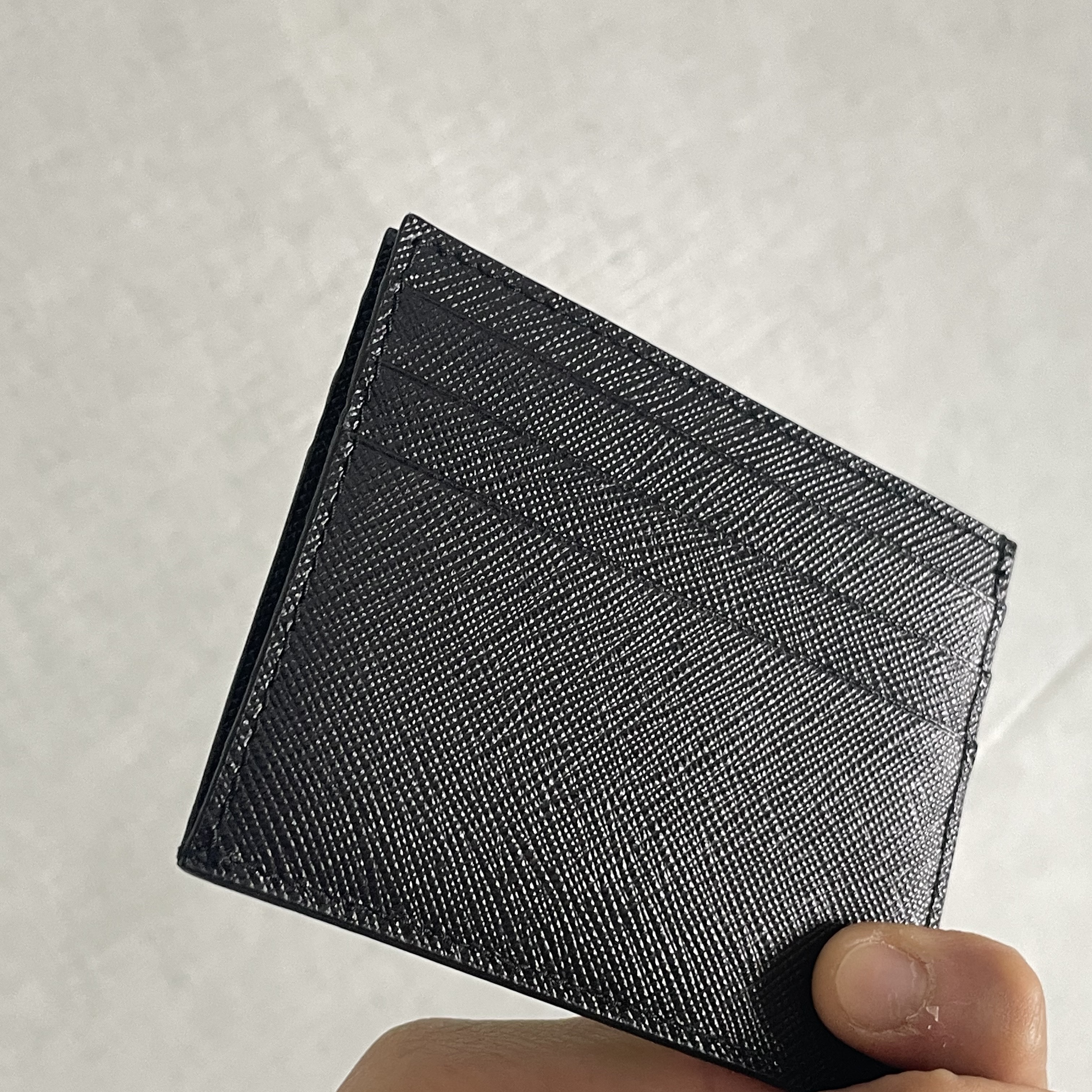 Prada Saffiano Leather Card Holder Black 착용 스타일 - 2