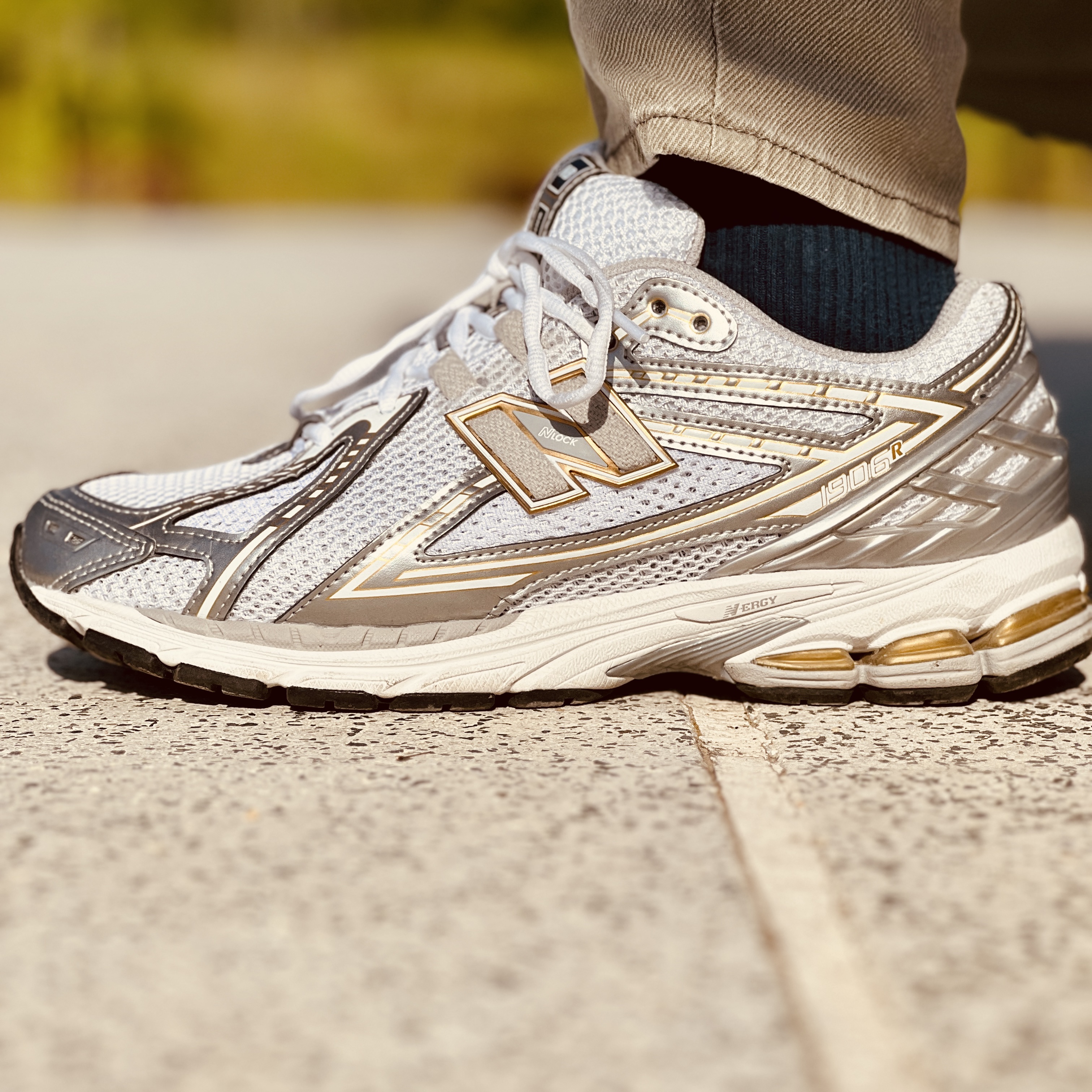 New Balance 1906R White Metallic Silver 착용 스타일 - 2