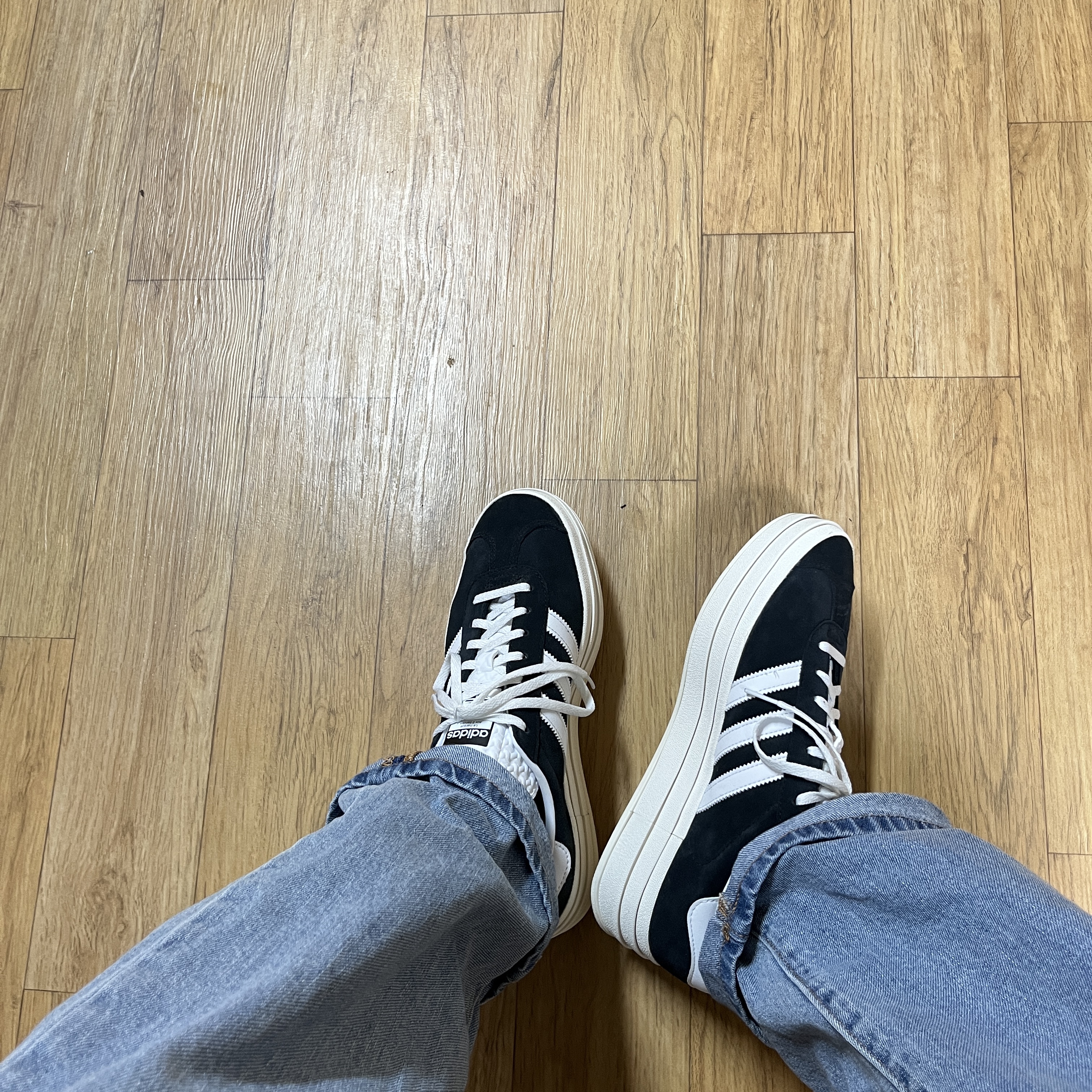(W) Adidas Gazelle Bold Core Black Cloud White 착용 스타일