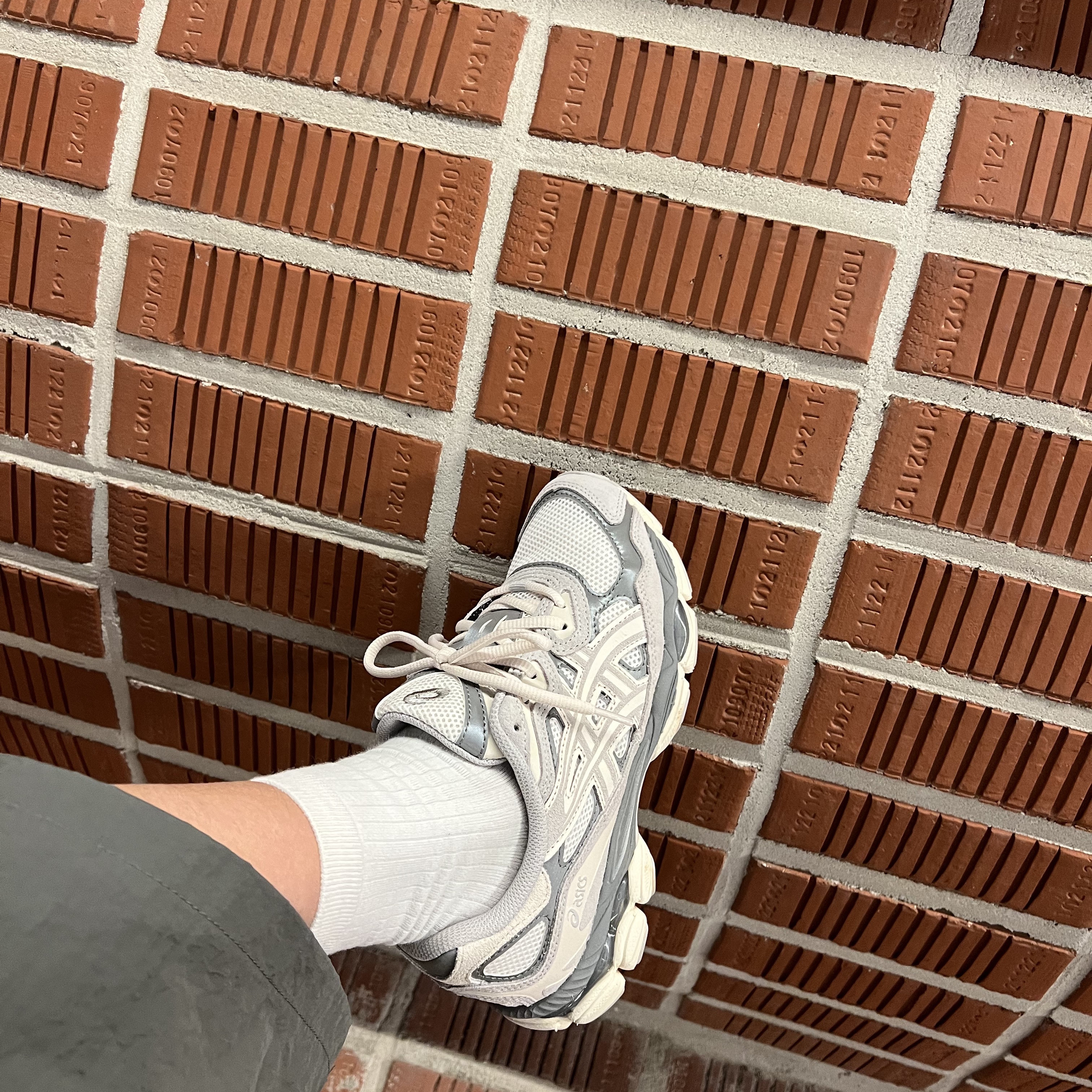 Asics Gel-NYC Cream Oyster Grey 착용 스타일 - 3