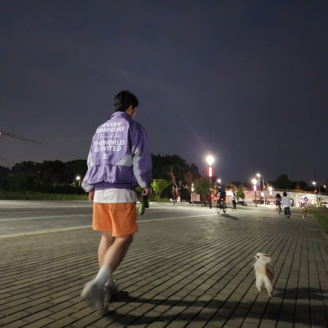 뉴발란스 530 빈티지 메탈릭 실버, 나이키 NSW 우븐 라인드 플로우 쇼츠 오렌지 - 아시아 착용 스타일 - 2
