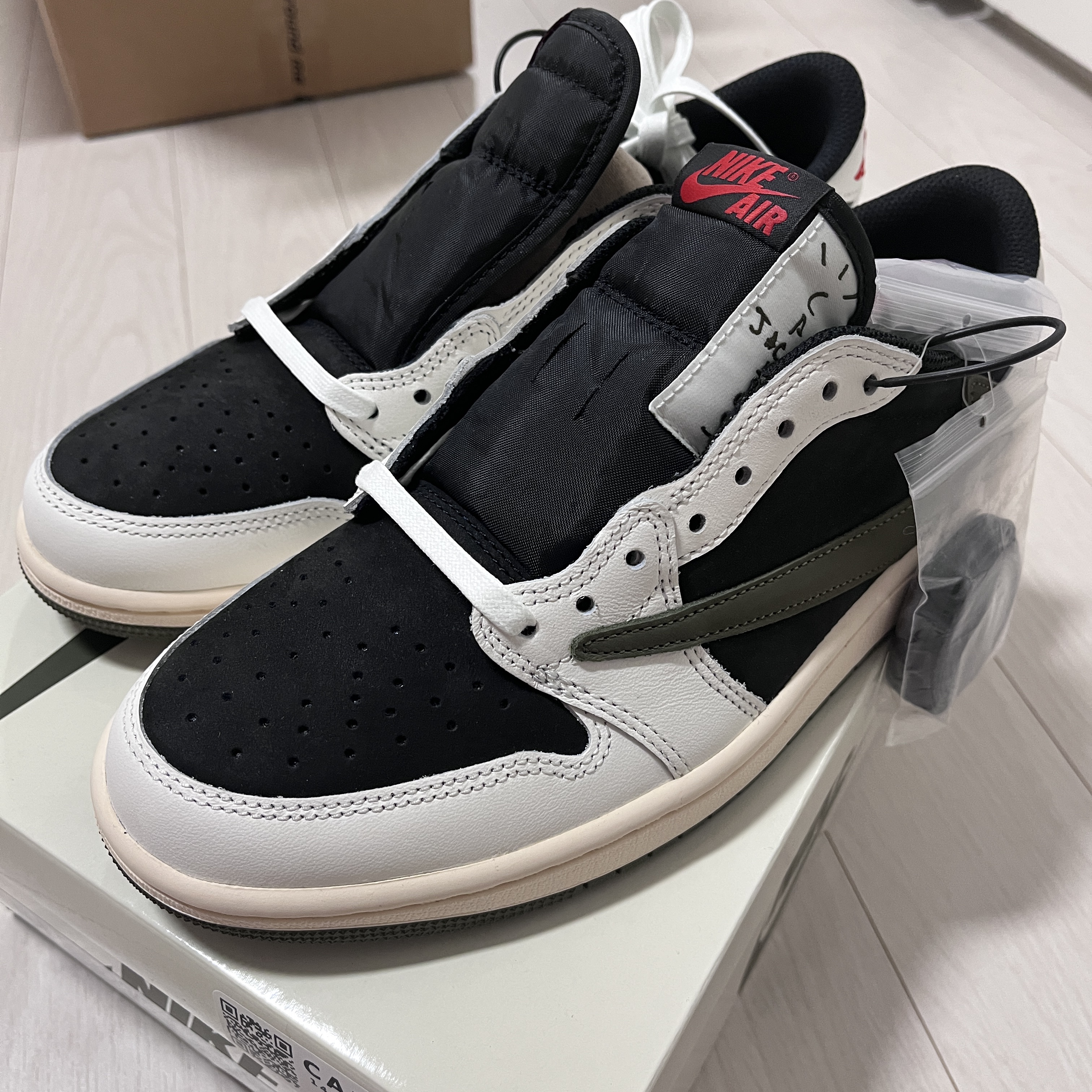 (W) Jordan 1 x Travis Scott Retro Low OG SP Medium Olive 착용 스타일 - 1