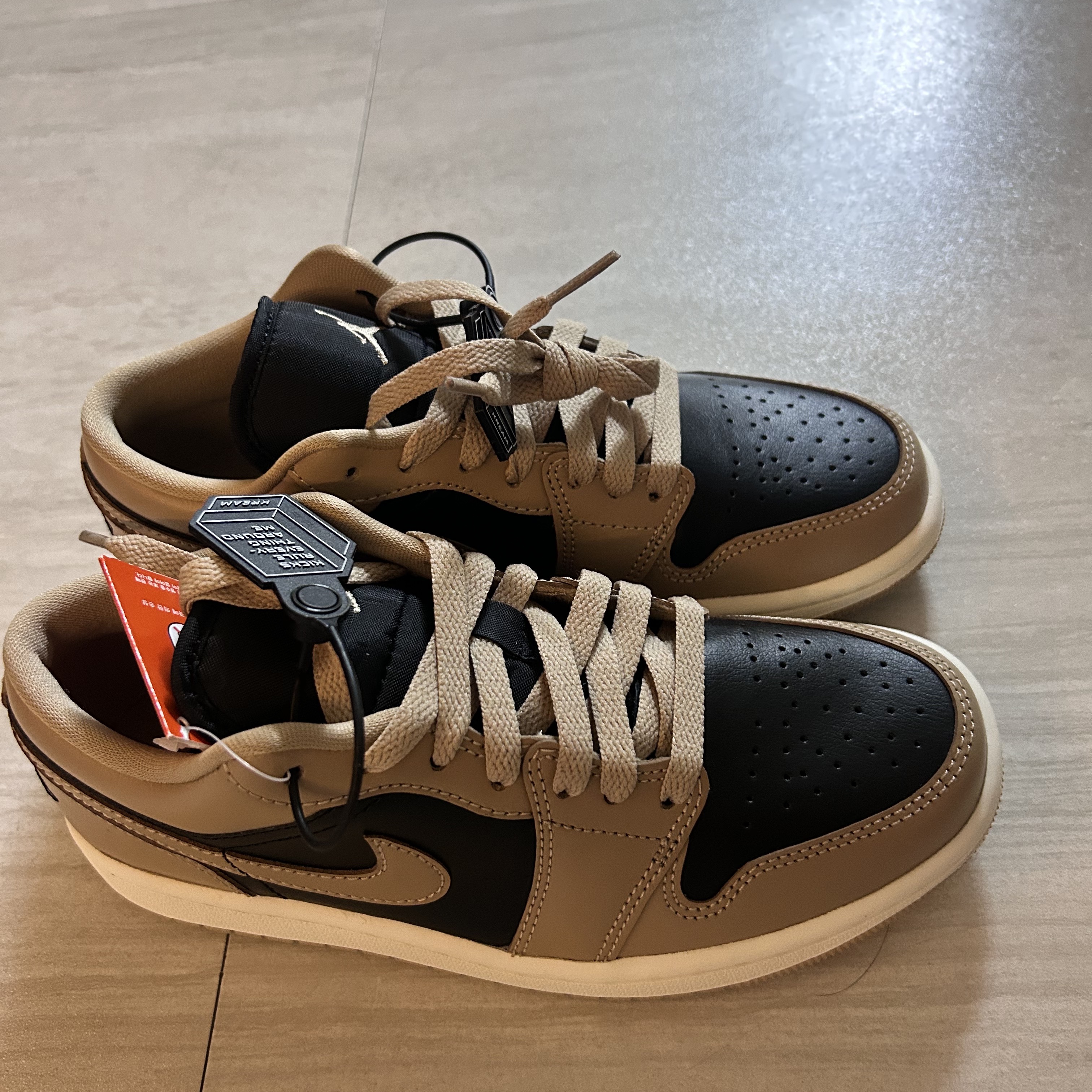 (W) Jordan 1 Low Desert Sail 착용 스타일 - 1