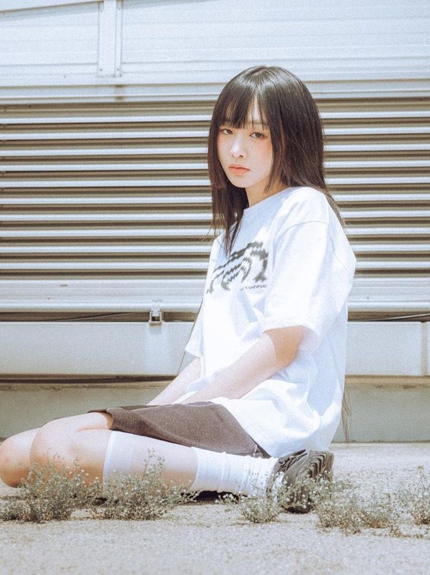 Art of Field Big Symbol Short Sleeve T-Shirt White, Art of Field Unbalanced Midi Skirt Black 착용 스타일 - 2