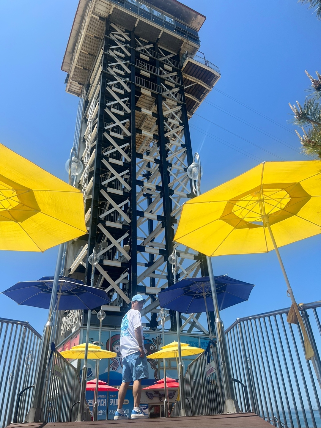 Stussy Melted T-Shirt White, (W) Jordan 1 Elevate Low SE University Blue 착용 스타일 - 3