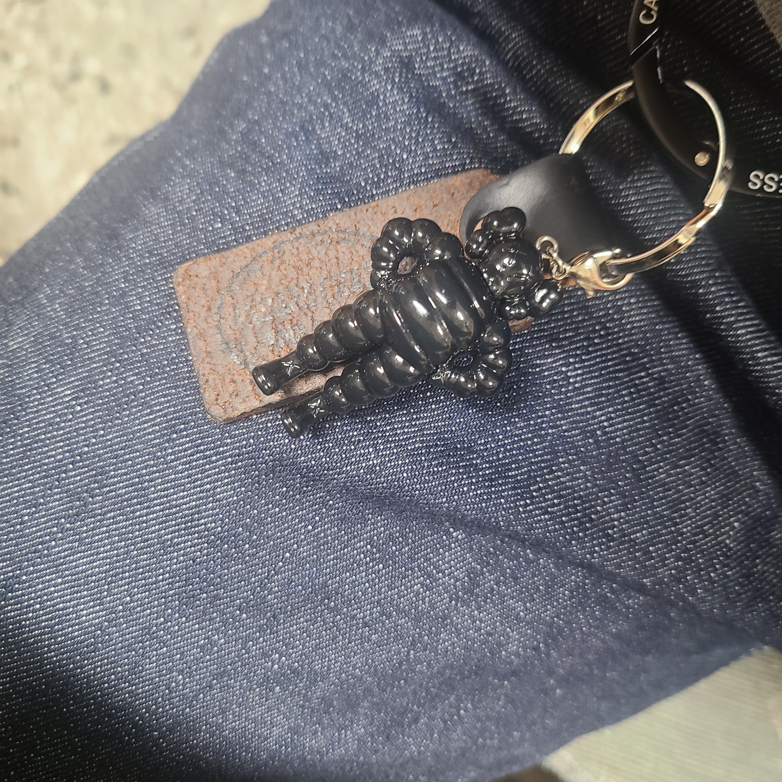 Kaws Tokyo First Chum Keychain Black 착용 스타일 - 2