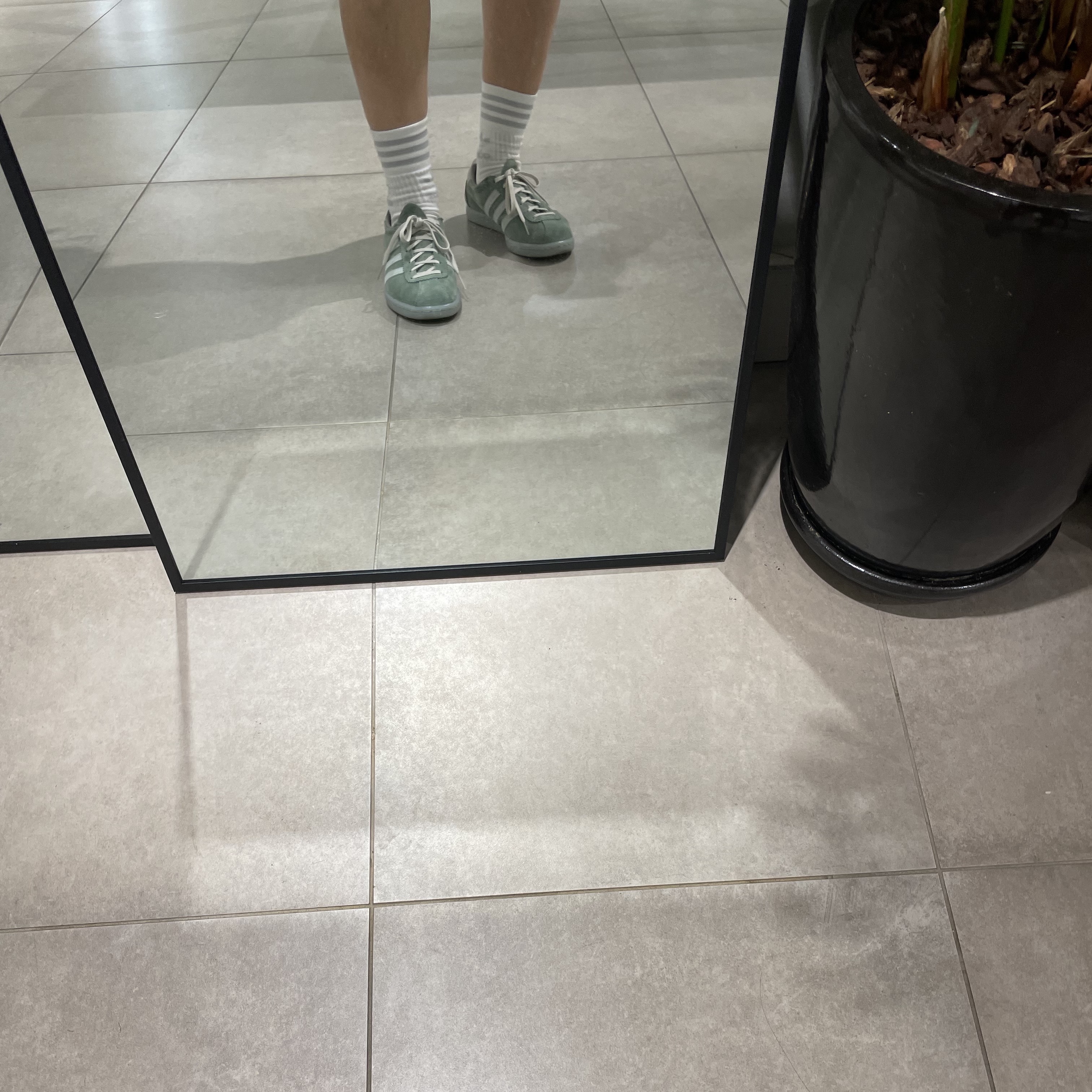 Adidas Tobacco Silver Green Pantone 착용 스타일