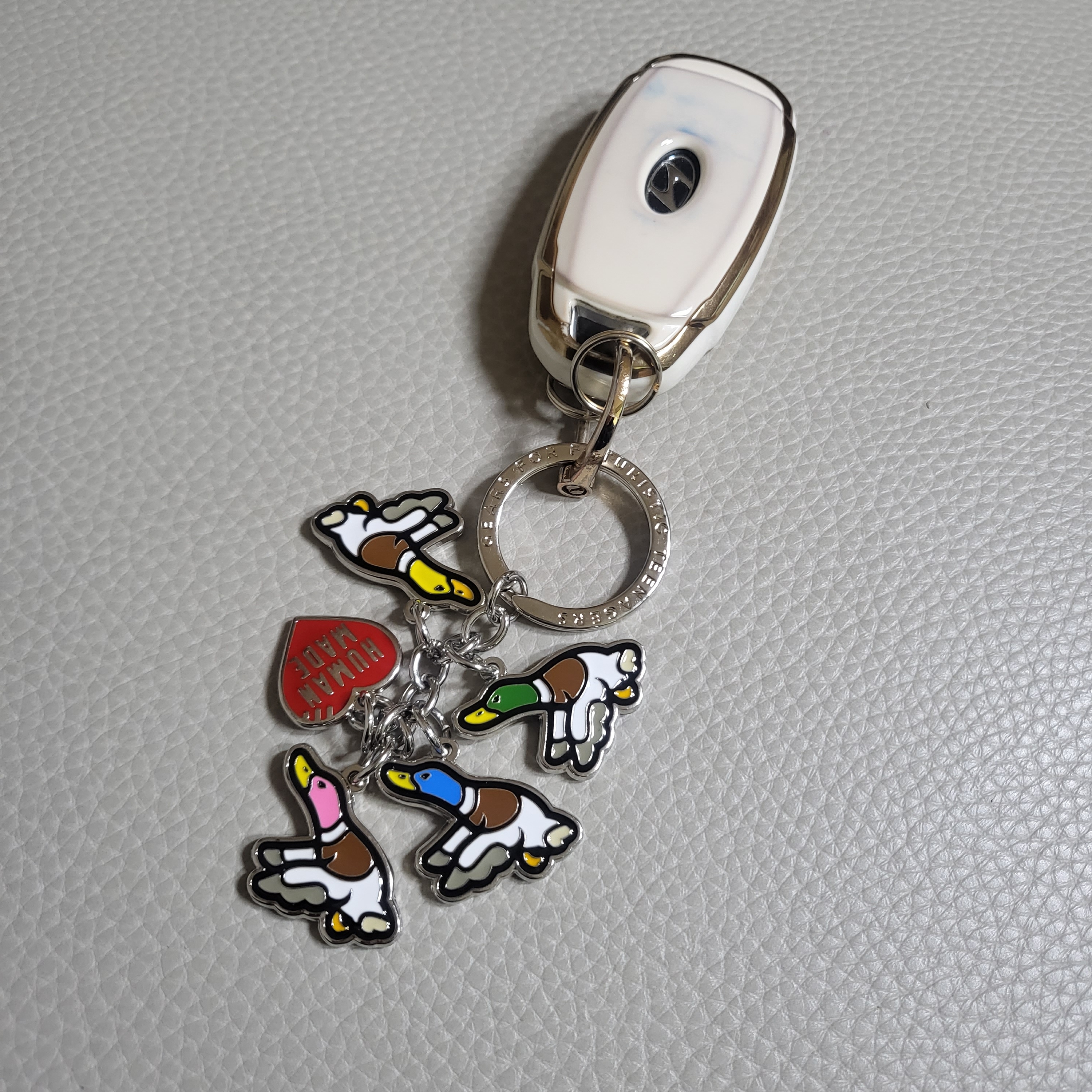 Human Made Flying Duck Keyring Silver 착용 스타일