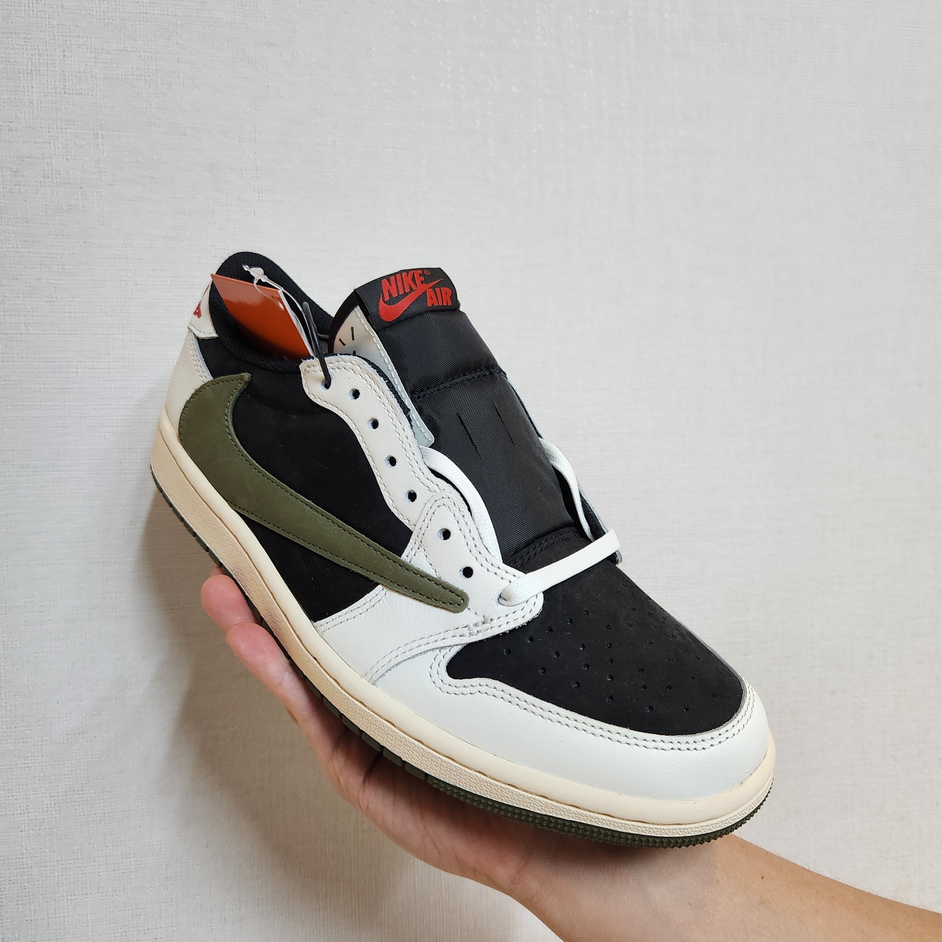 (W) Jordan 1 x Travis Scott Retro Low OG SP Medium Olive, Jordan 1 x Travis Scott Retro Low OG SP Sail and Ridgerock 착용 스타일 - 1