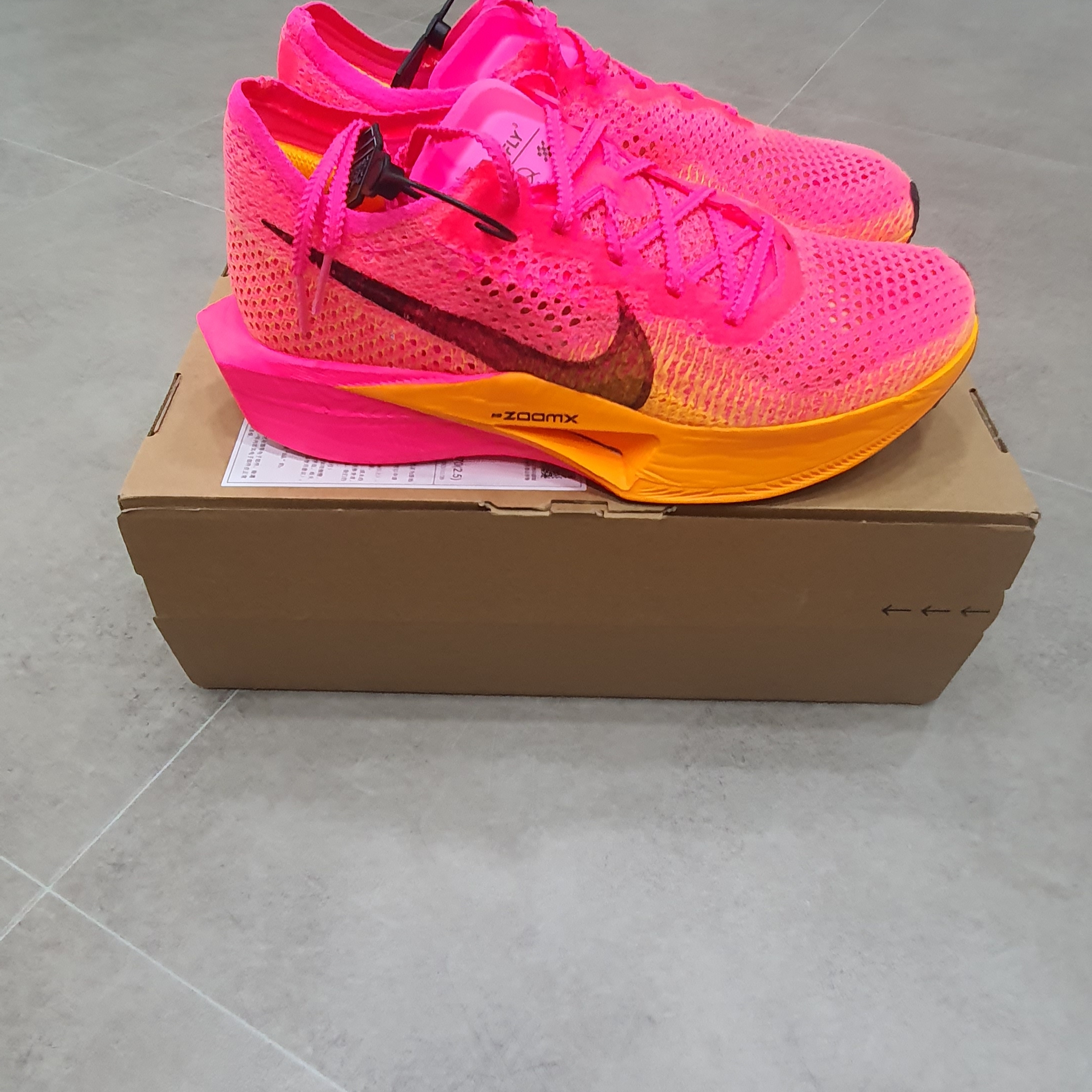 Nike ZoomX Vaporfly Next% 3 Hyper Pink 착용 스타일 - 2