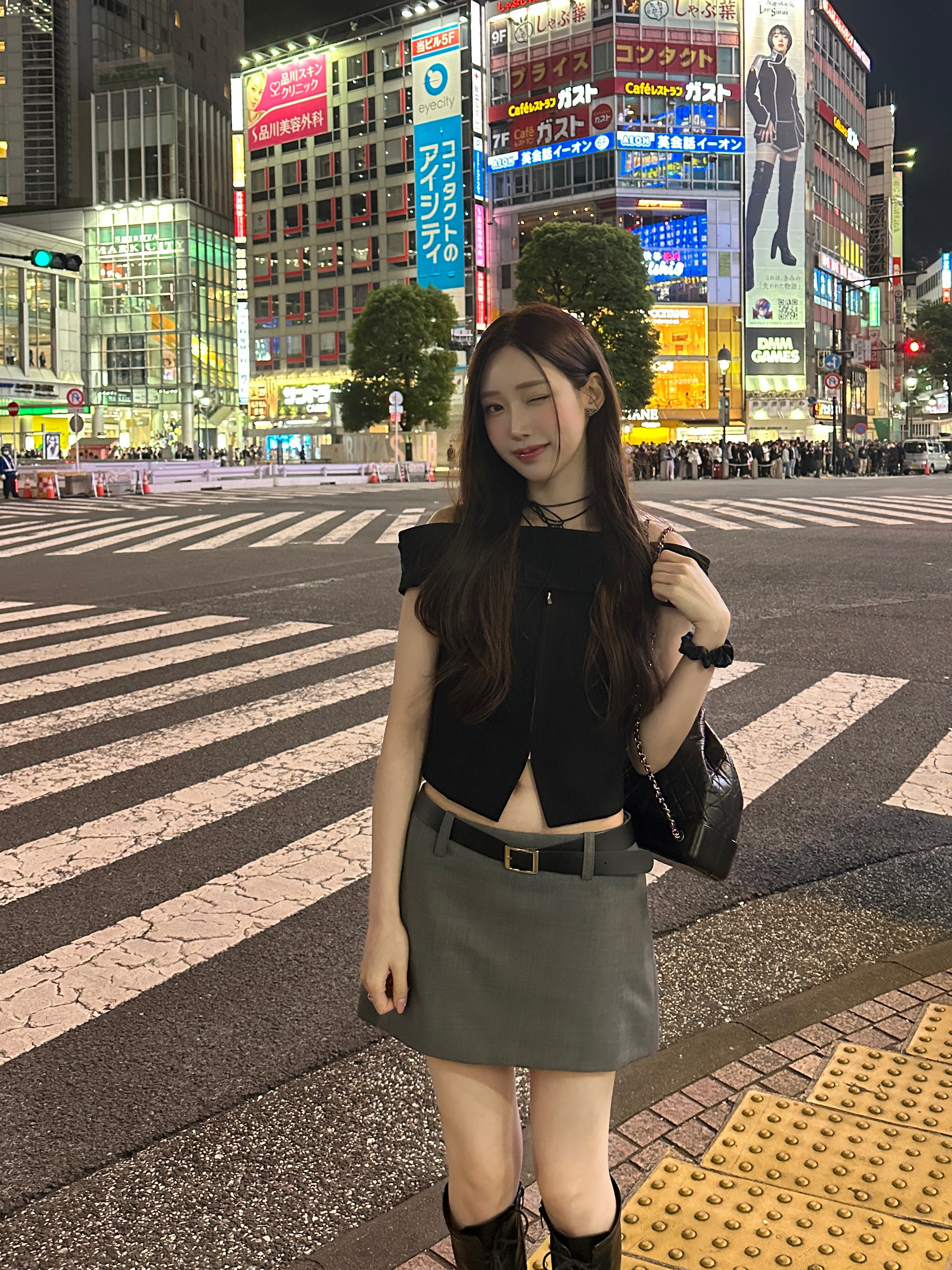 샤넬 가브리엘 백팩 스몰 빈티지 카프스킨 & 골드 실버 메탈 블랙 착용 스타일 - 2