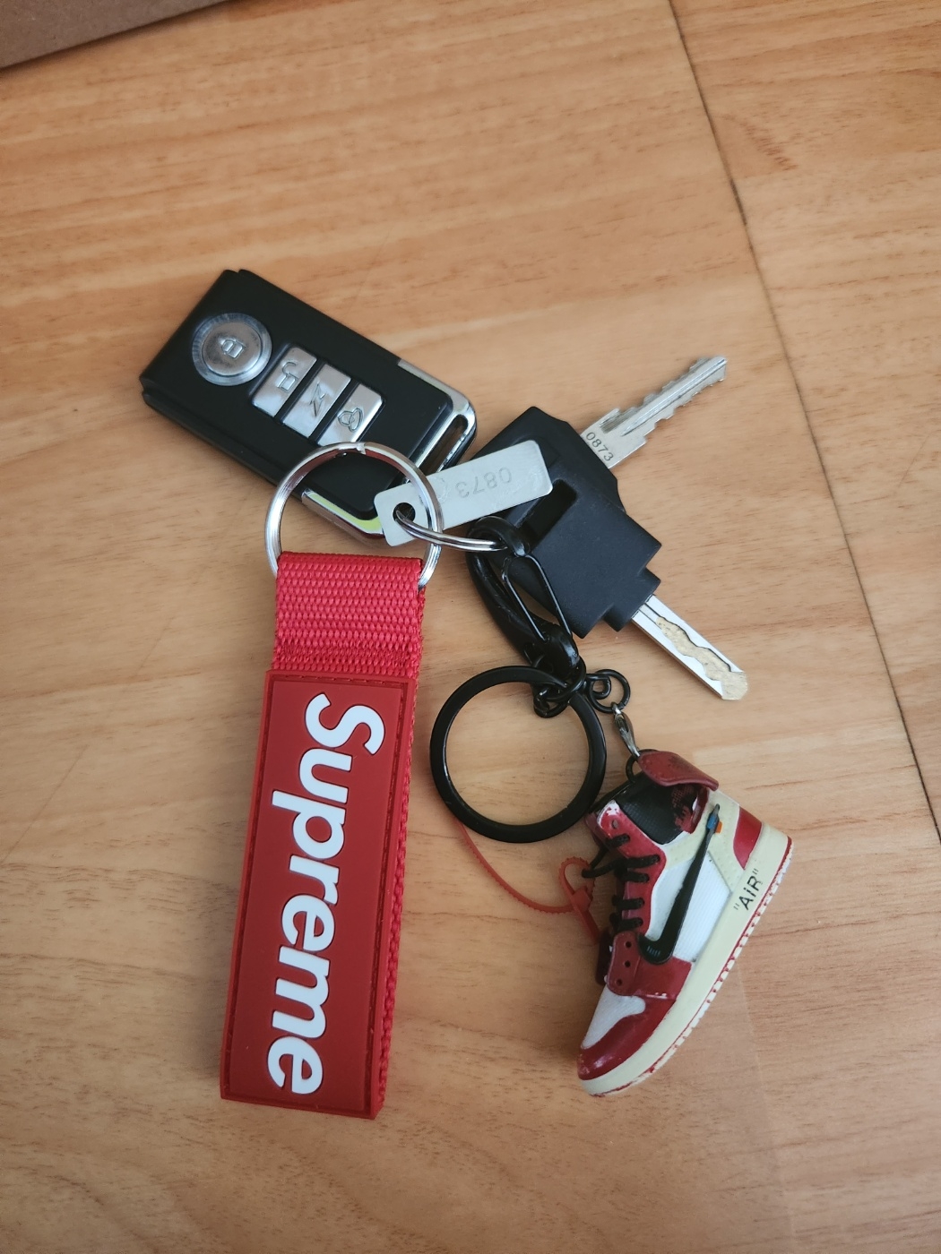 Supreme Webbing Keychain Red - 23SS 착용 스타일