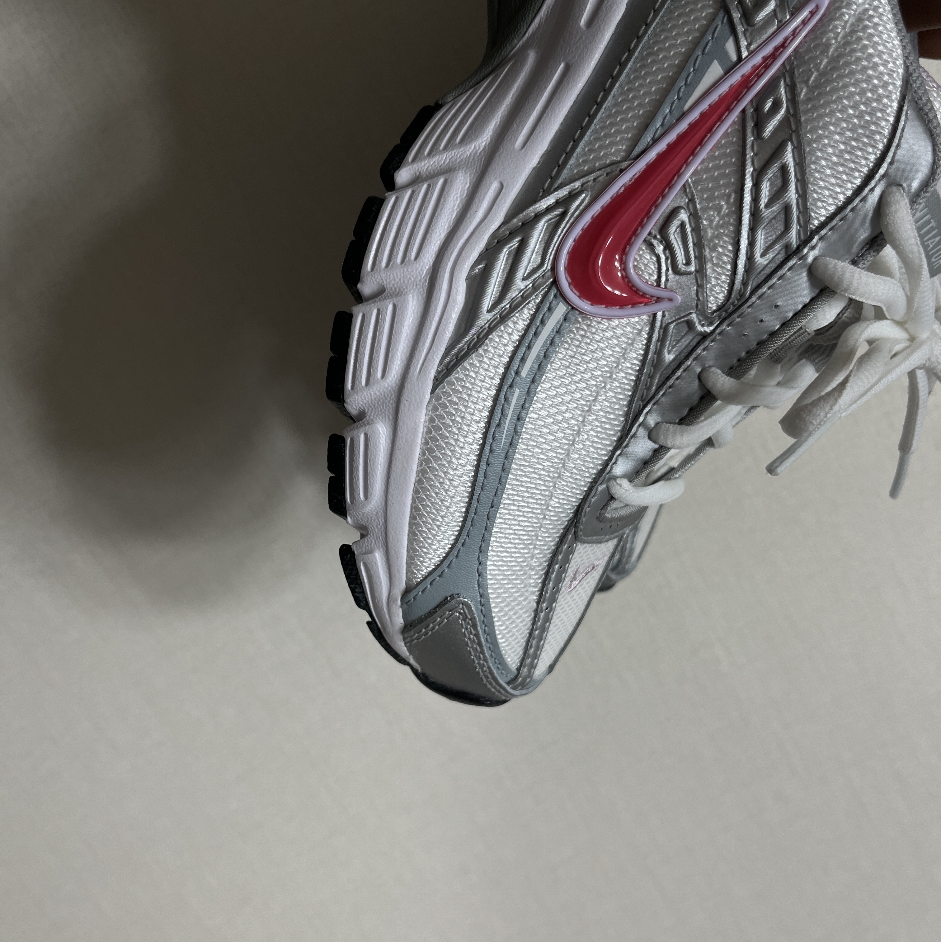 (W) Nike Initiator Cherry Metallic Silver 착용 스타일