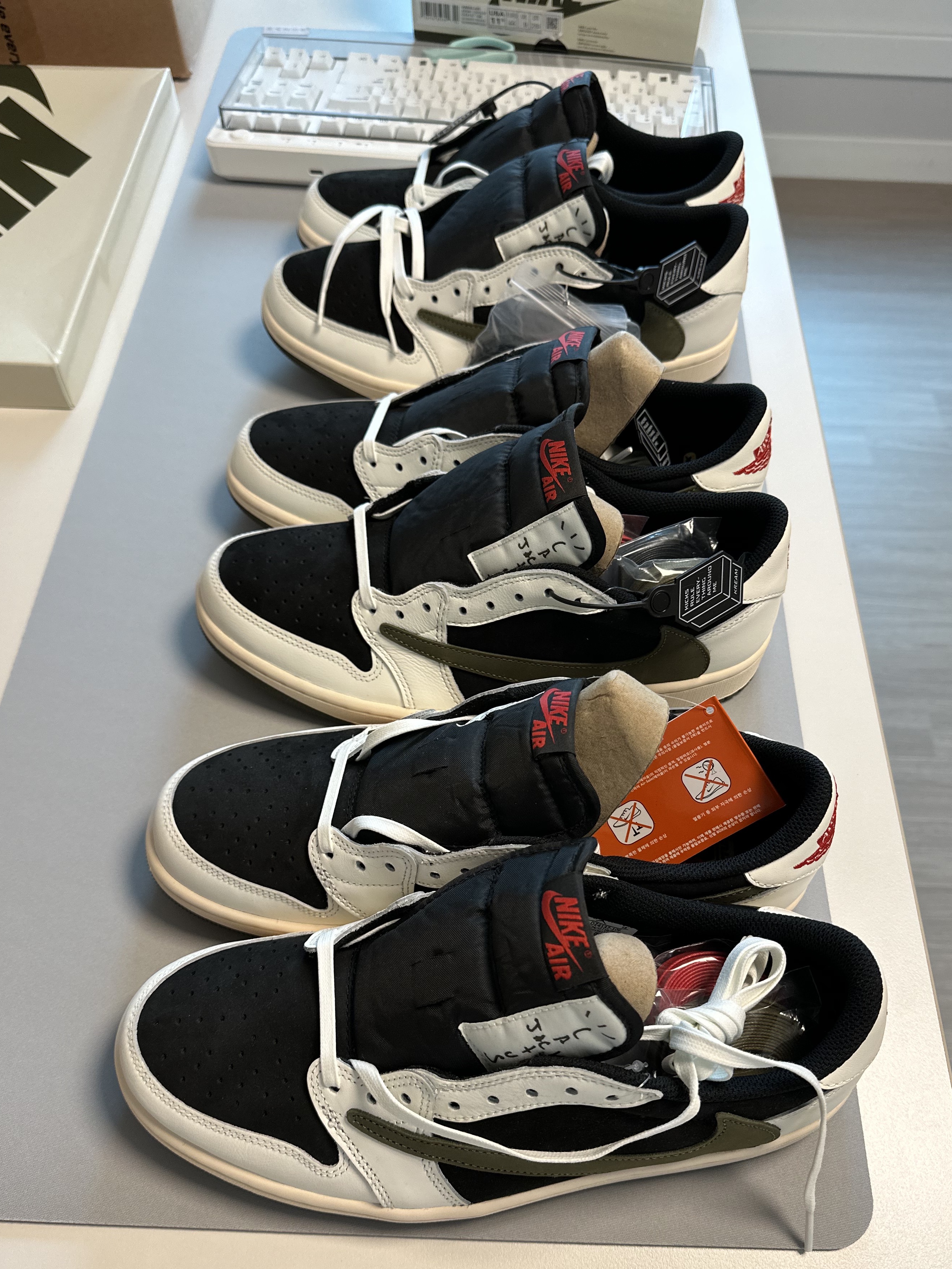 (W) Jordan 1 x Travis Scott Retro Low OG SP Medium Olive, Real Force R3TL BT Low Noise APC English 45g Keyboard White (Korean Ver.) 착용 스타일