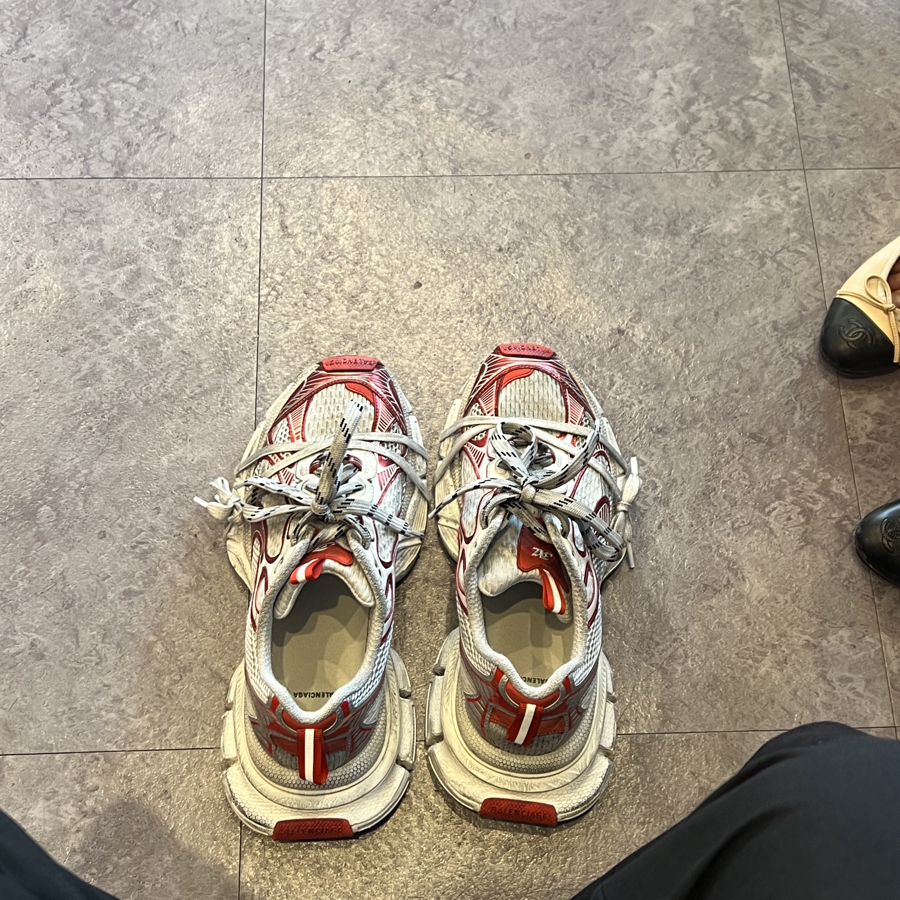 Balenciaga 3XL Sneakers White Red, (W) Chanel Ballerina Flat Lambskin & Beige Black 착용 스타일 - 1
