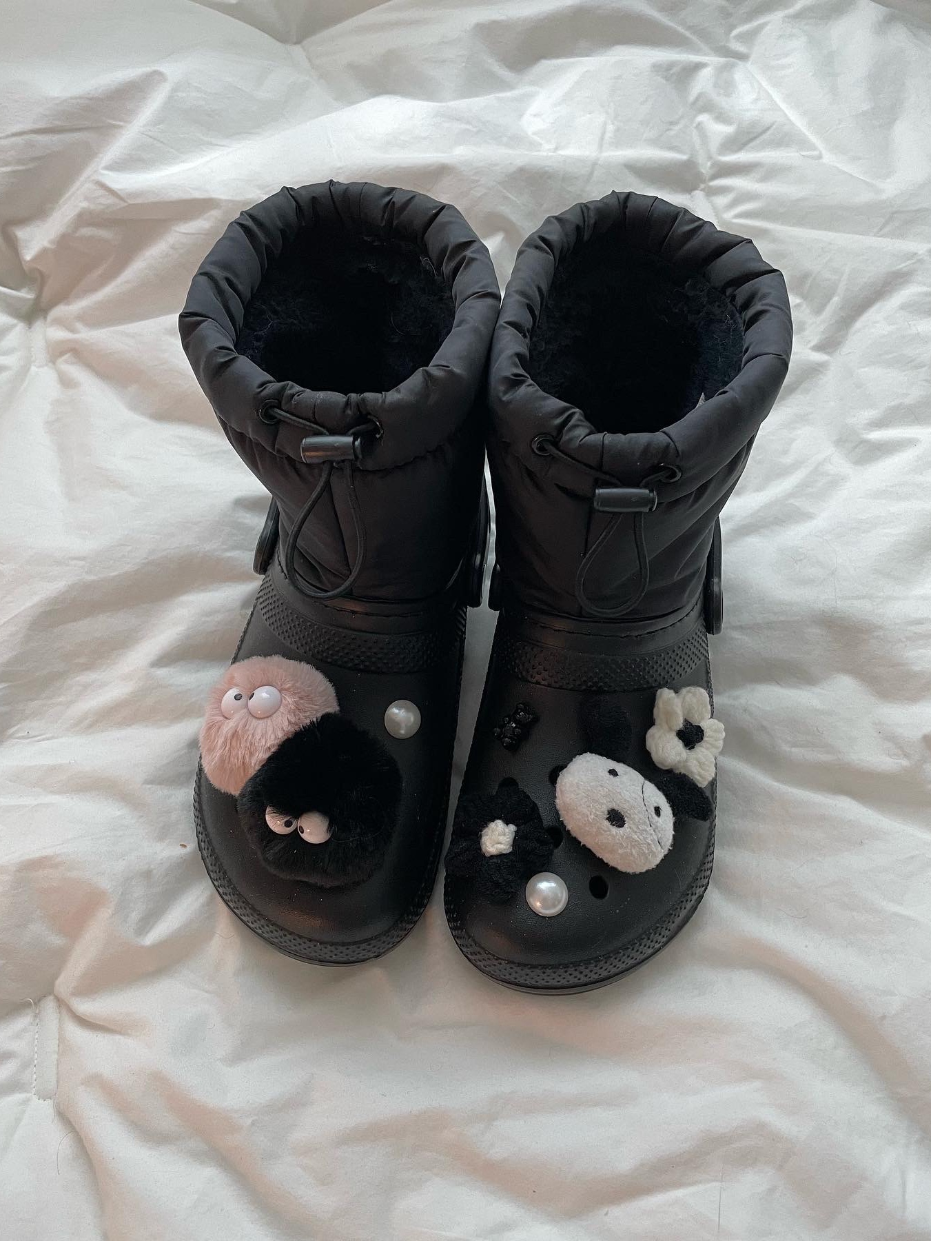 Crocs Classic Lined Neo Puff Boot Black 착용 스타일 - 1