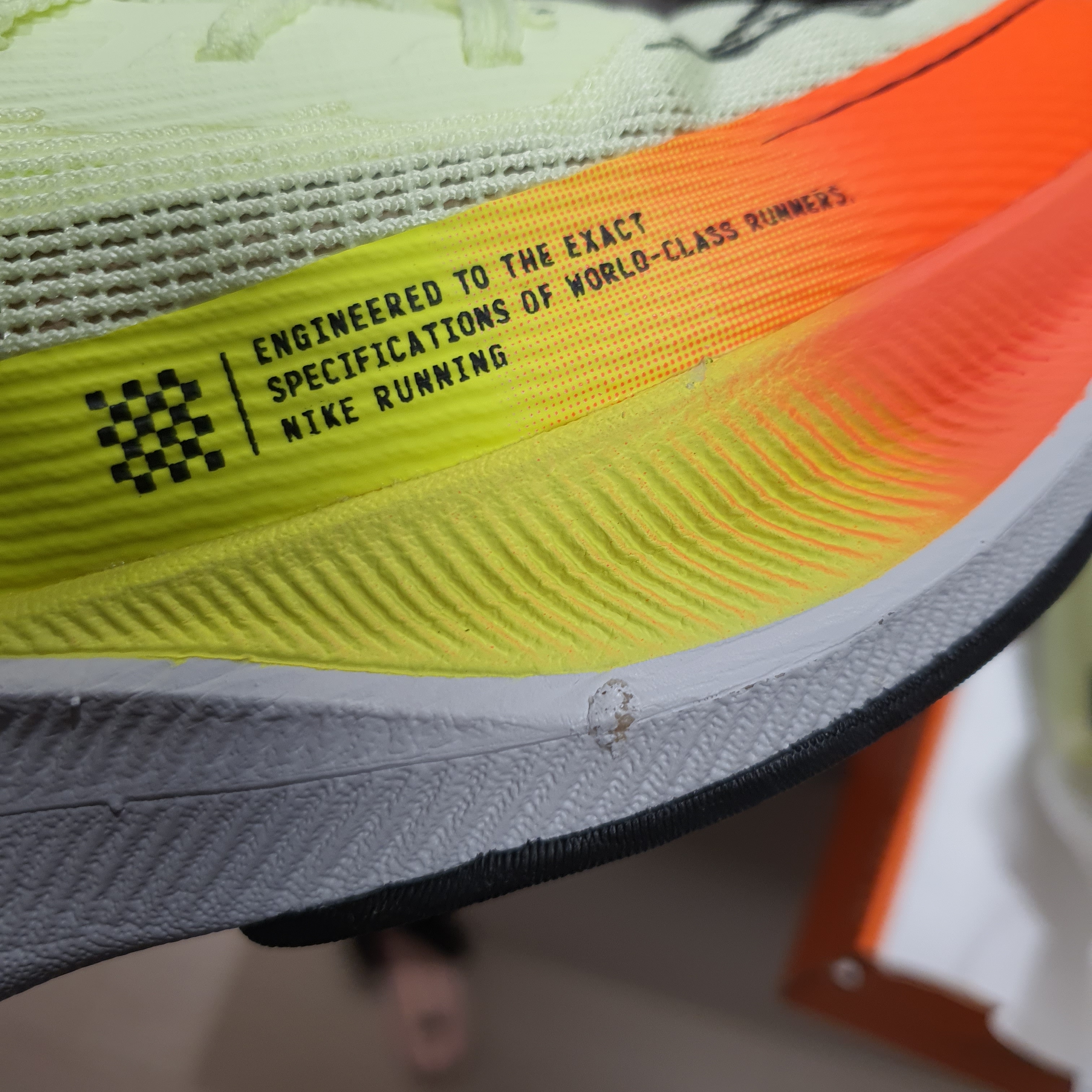 Nike ZoomX Vaporfly Next% 2 Barely Volt Hyper Orange 착용 스타일 - 2