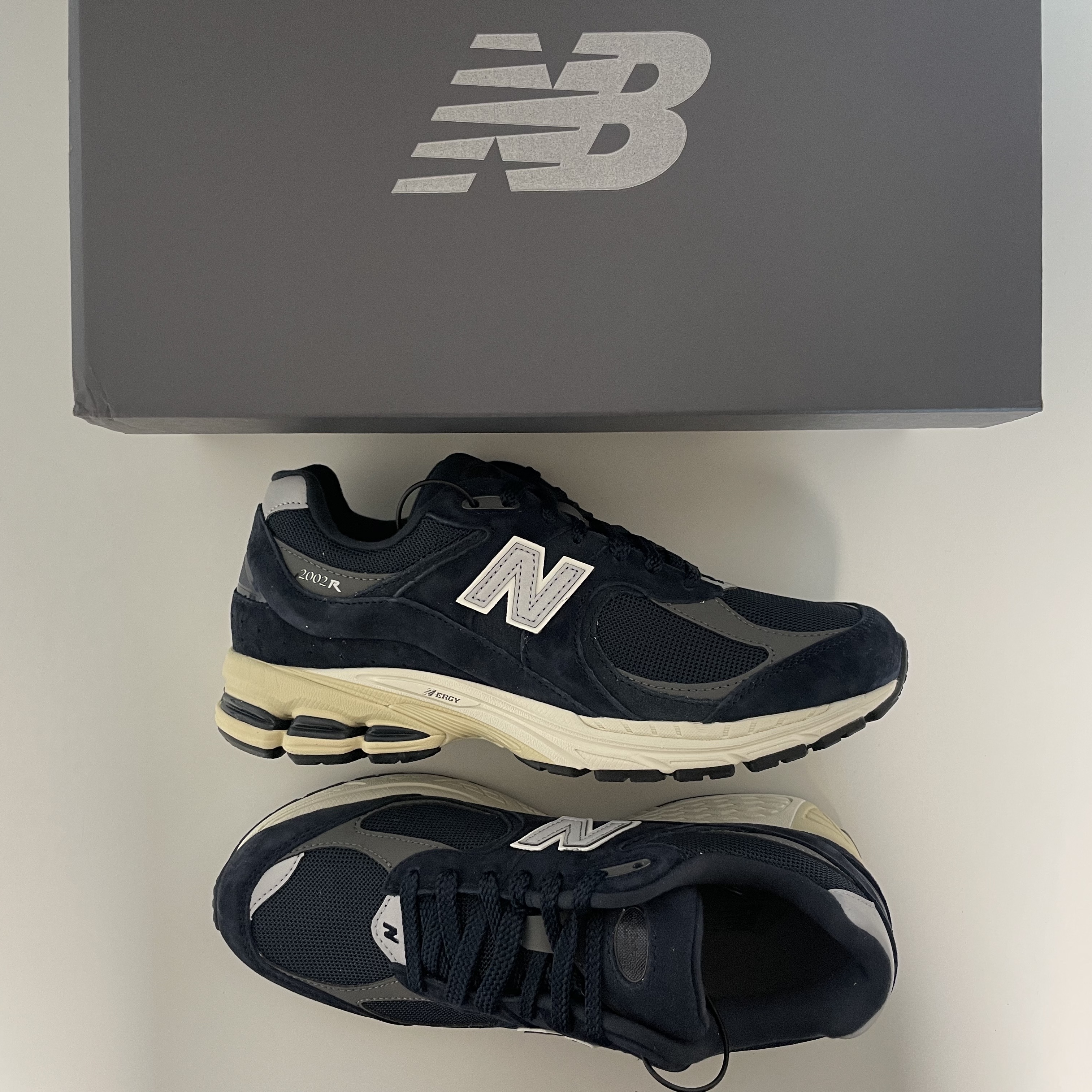 New Balance 2002R Eclipse Castlerock 착용 스타일