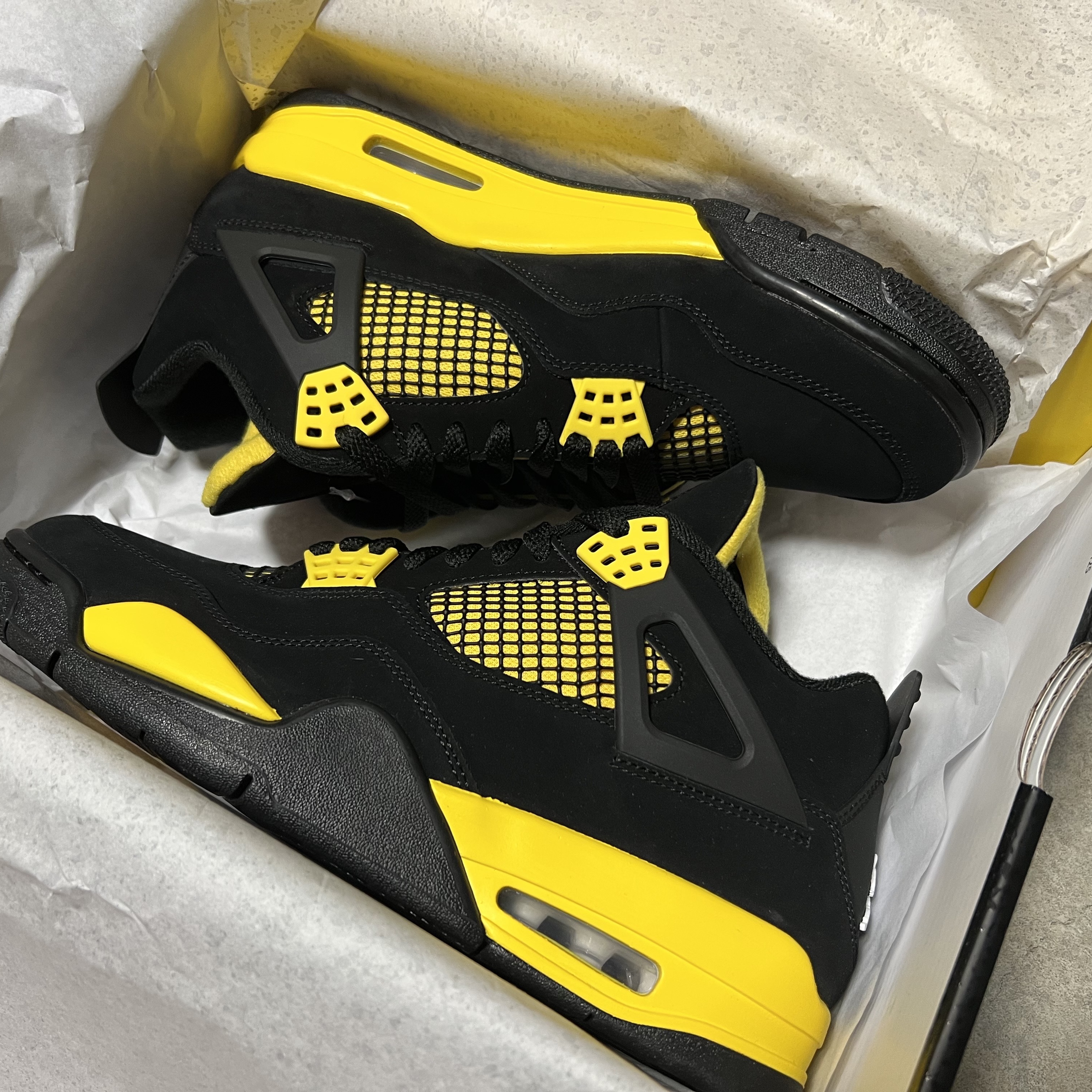 Jordan 4 Retro Thunder 2023 착용 스타일