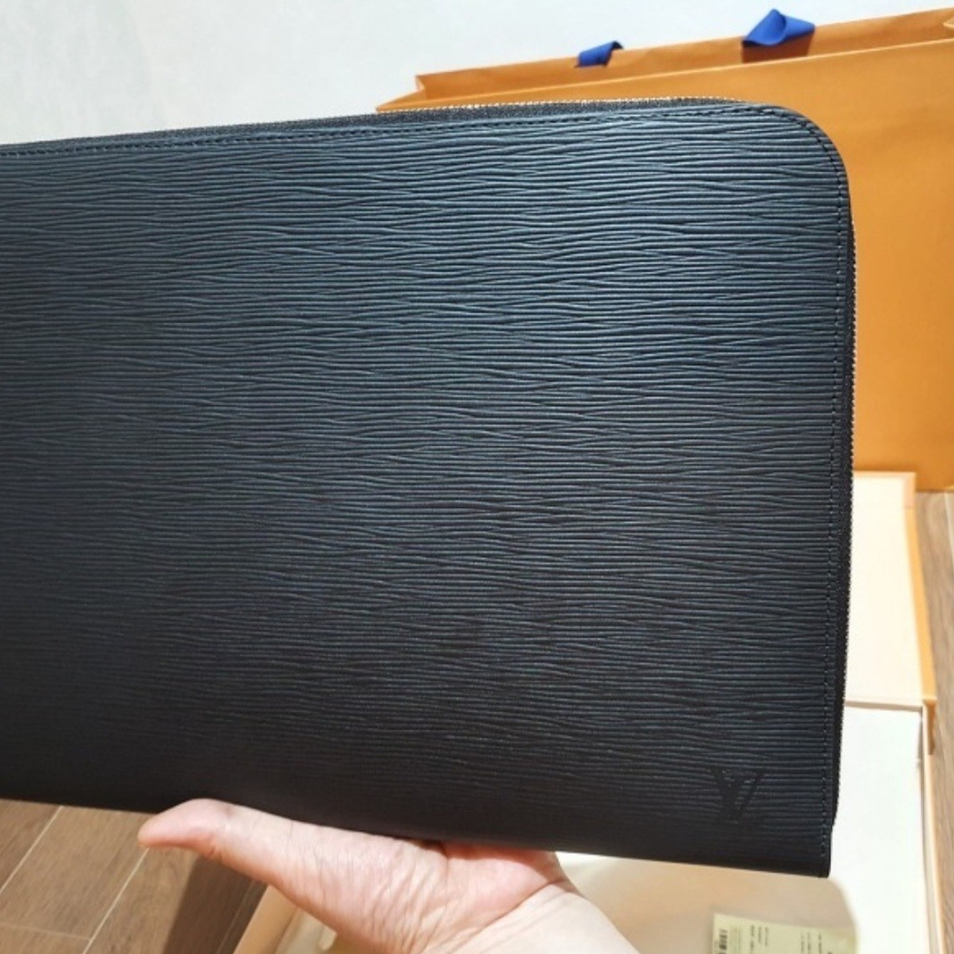 Louis Vuitton Pochette Jour GM Epi Black 착용 스타일 - 2