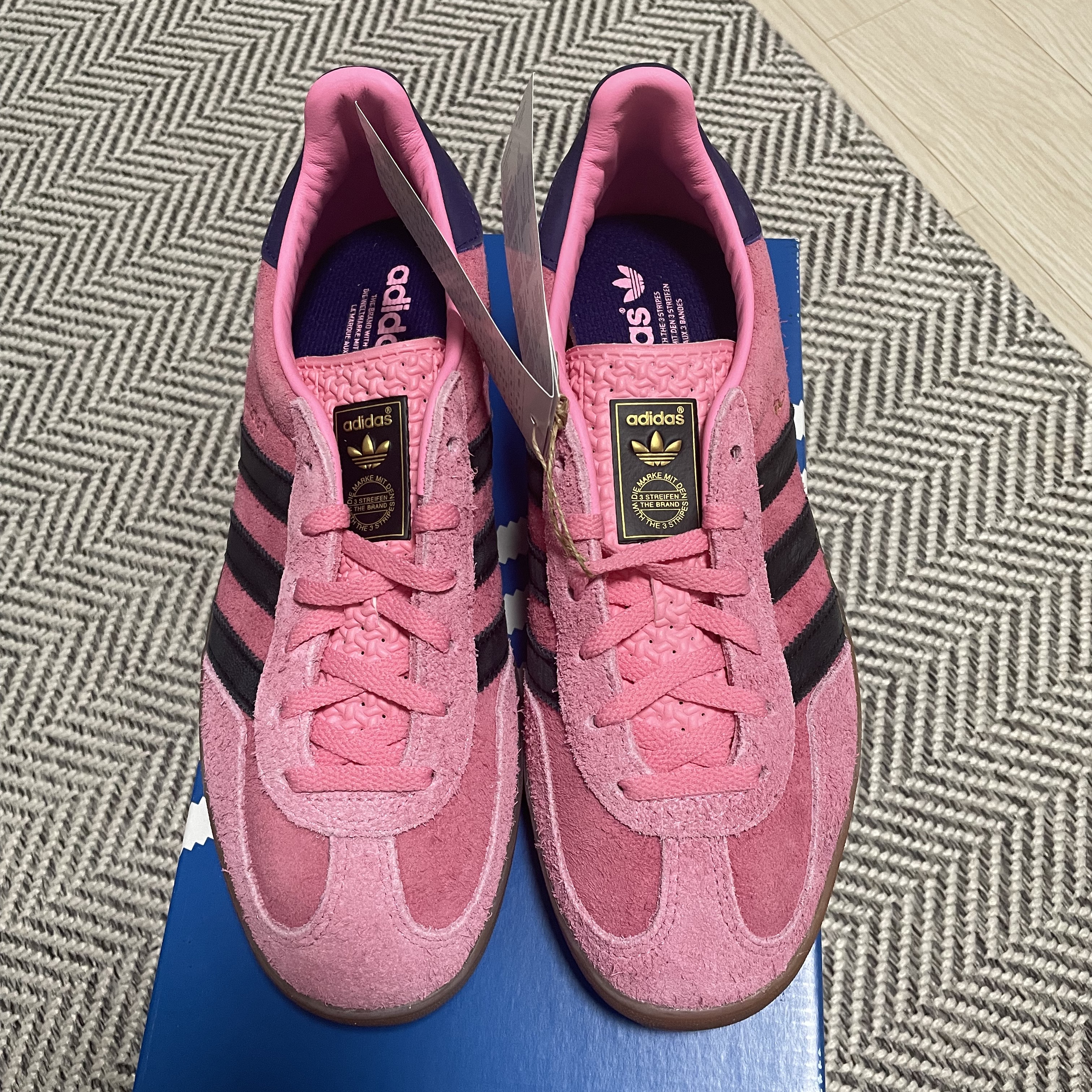 (W) 아디다스 가젤 인도어 블리스 핑크, (W) 아디다스 가젤 볼드 핑크 글로우 빅토리 블루 착용 스타일 - 2