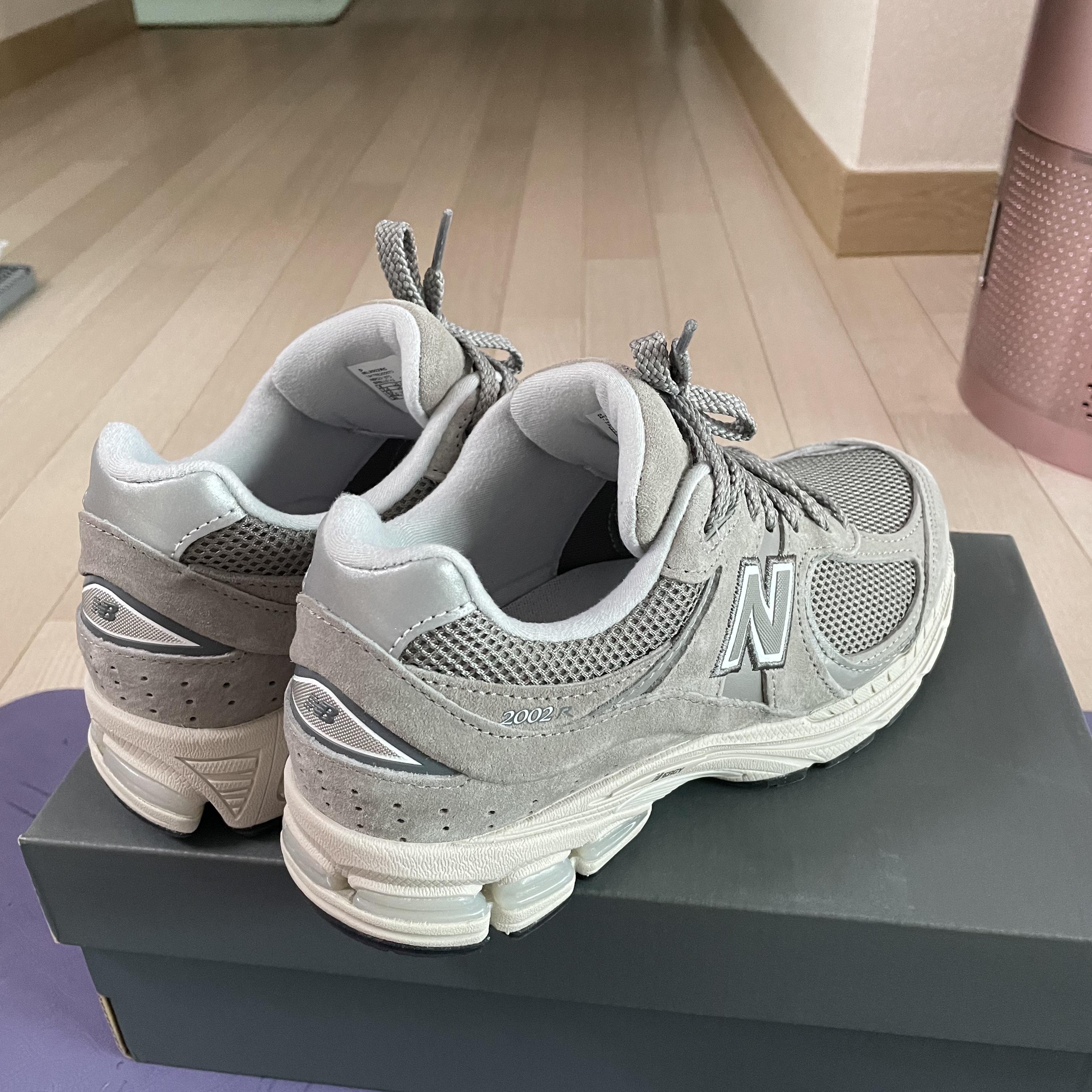 New Balance 2002R Grey 착용 스타일 - 1