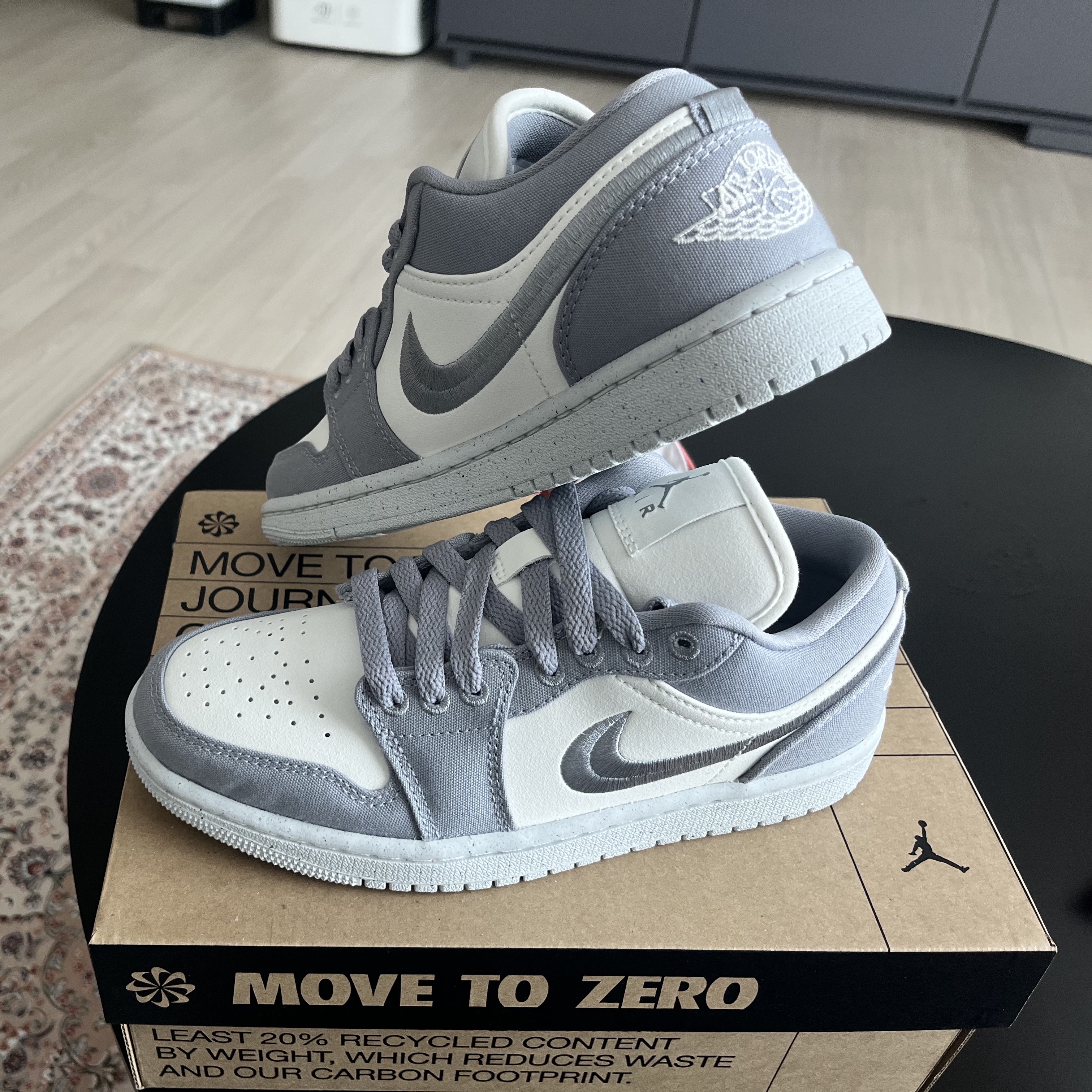 (W) Jordan 1 Low SE Light Steel Grey 착용 스타일 - 1