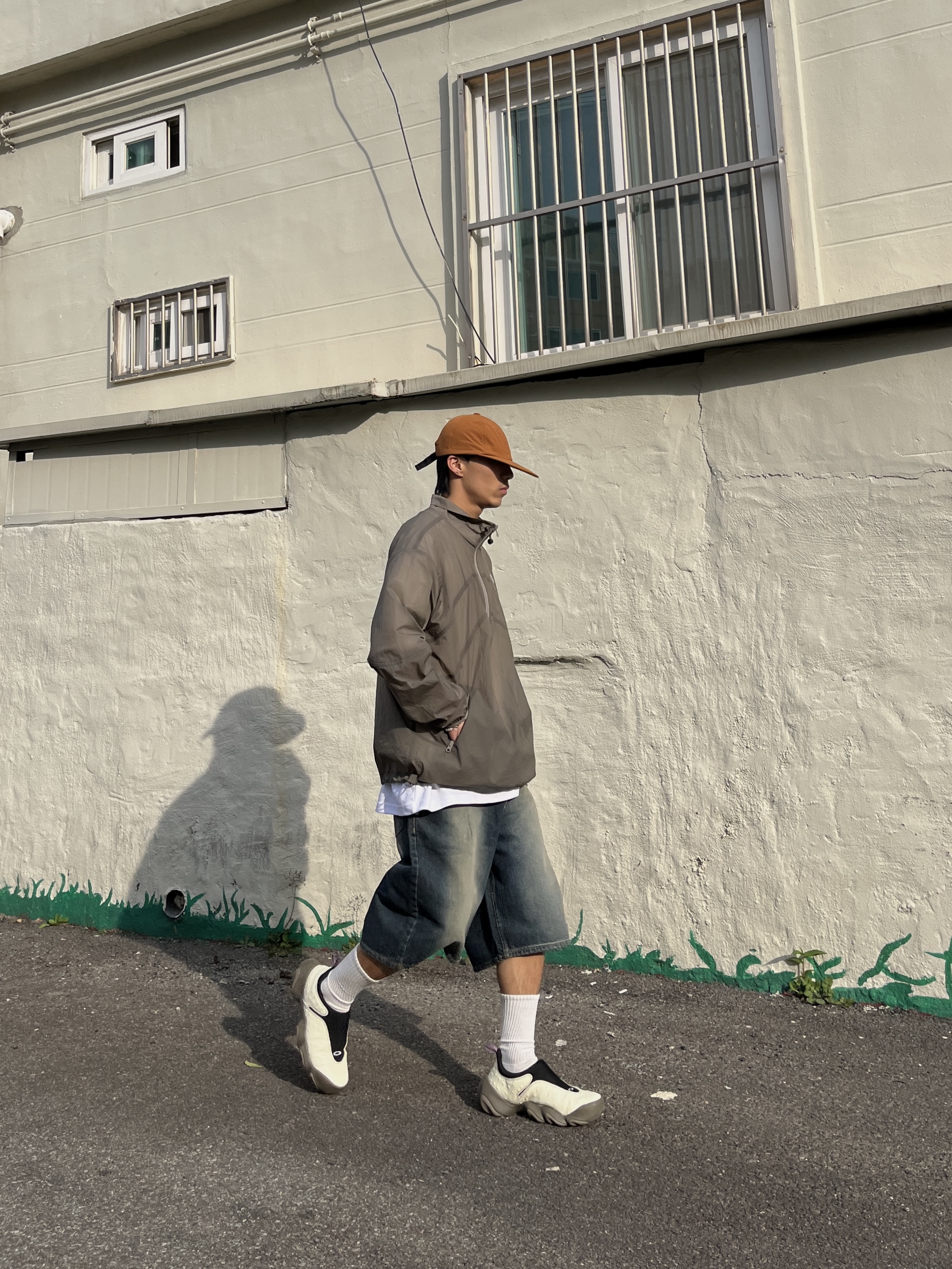 Art Of Field Packable Wrinkle Half Zip-Up Brown, Oakley Factory Team x Brain Dead Ostrich Flesh Ivory 착용 스타일 - 1