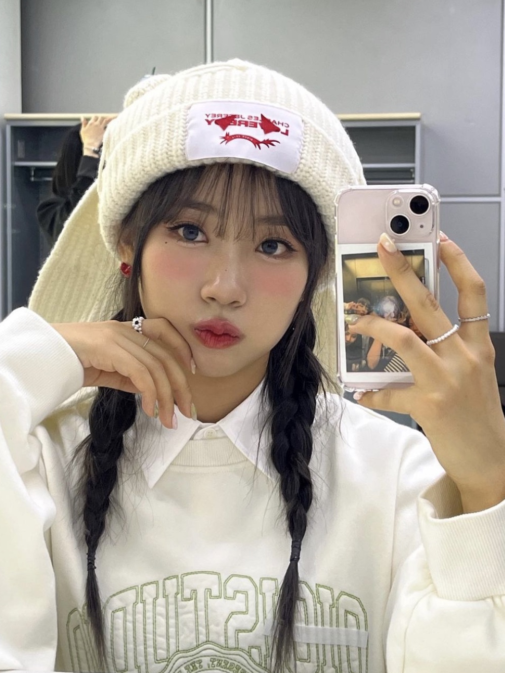 찰스 제프리 러버보이 청키 래빗 비니 에크루 착용 스타일 - 1