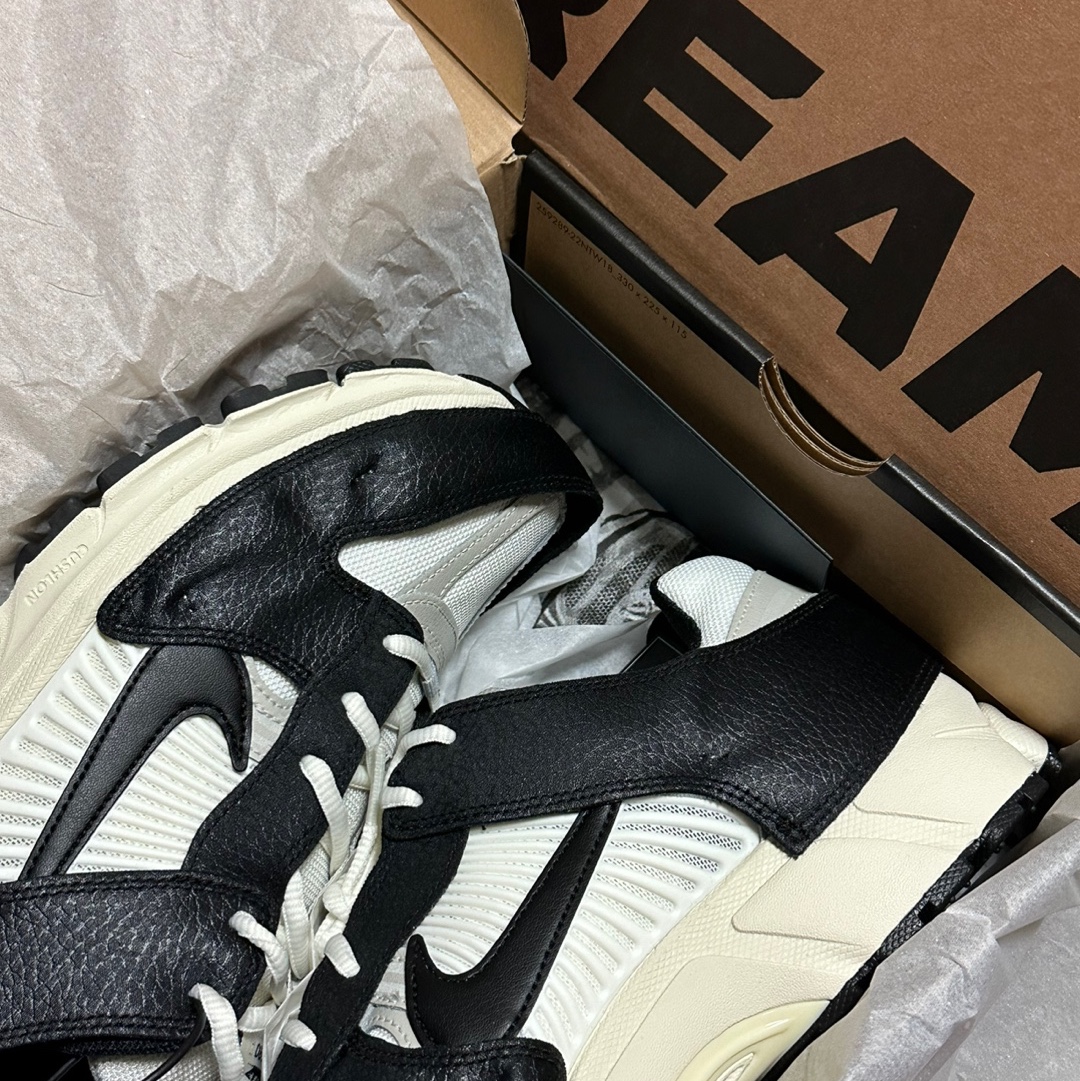 (W) Nike Zoom Vomero 5 Wolf Grey and Black 착용 스타일