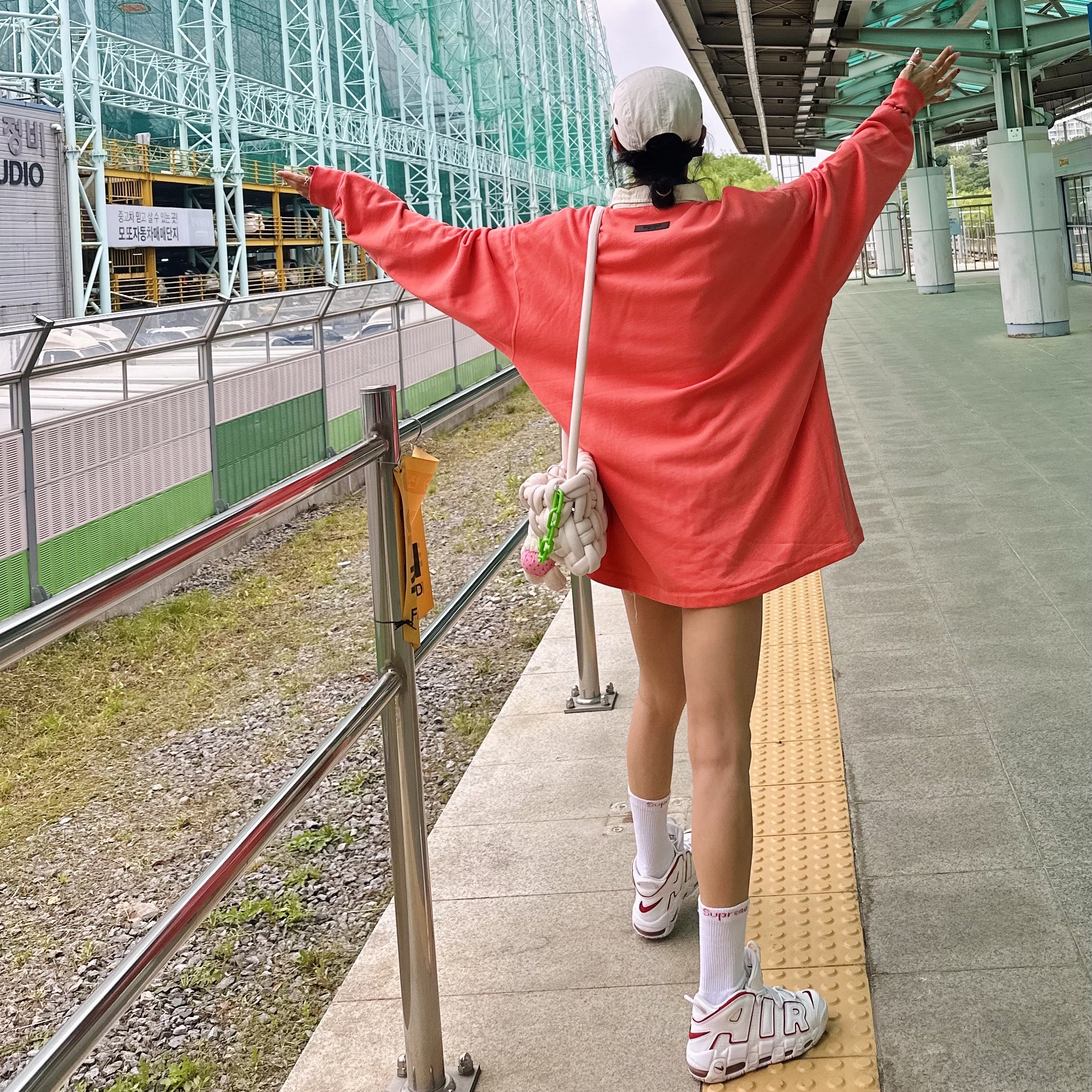 슈프림 밀리터리 캠프캡 스톤 - 22SS, 에센셜 1977 헨리 럭비 롱슬리브 폴로 코랄 - 22FW 착용 스타일 - 3