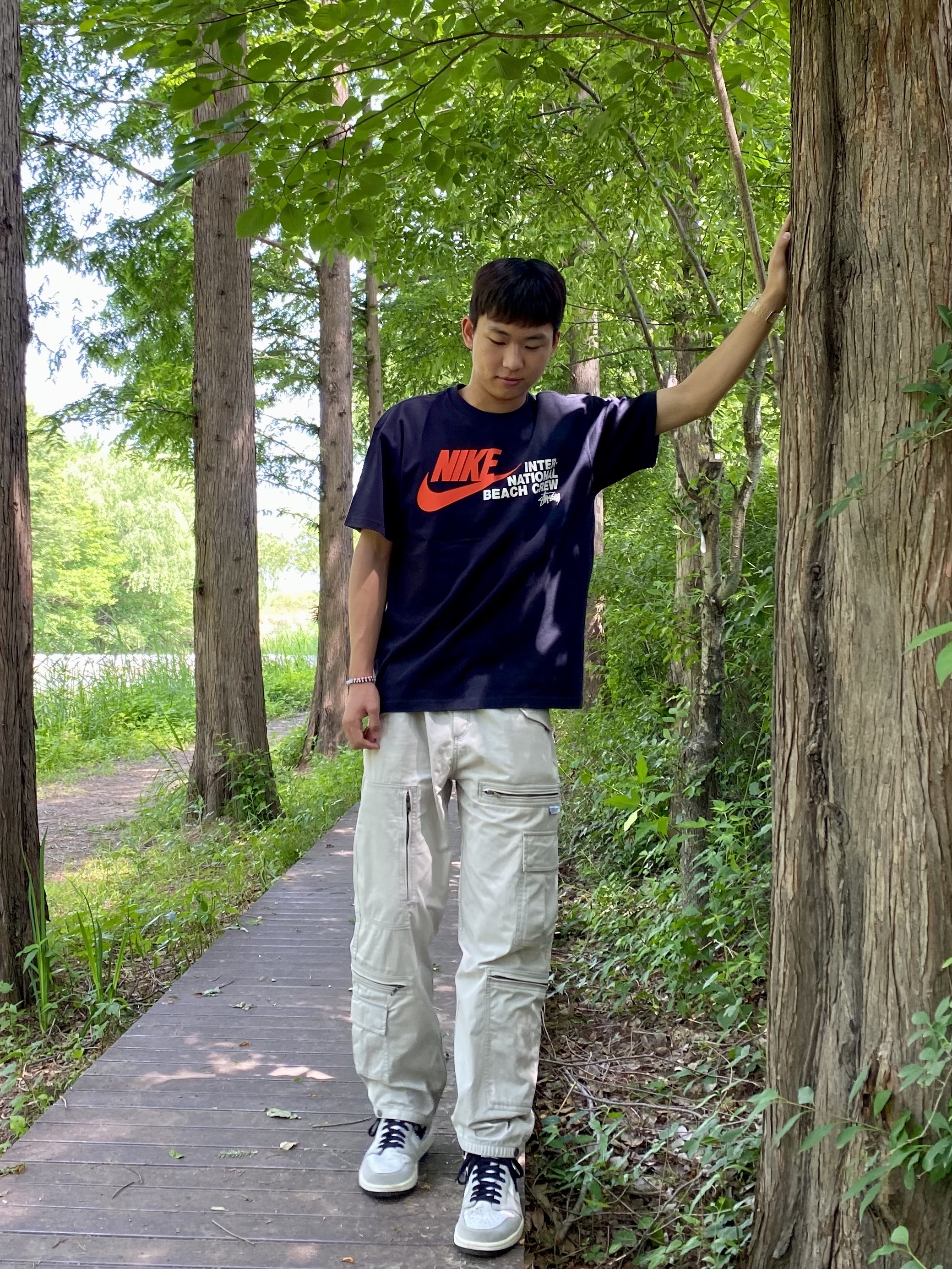 Jordan 1 Retro High OG Light Smoke Grey, Nike x Stussy International Beach Crew T-Shirt Black - Asia 착용 스타일 - 2