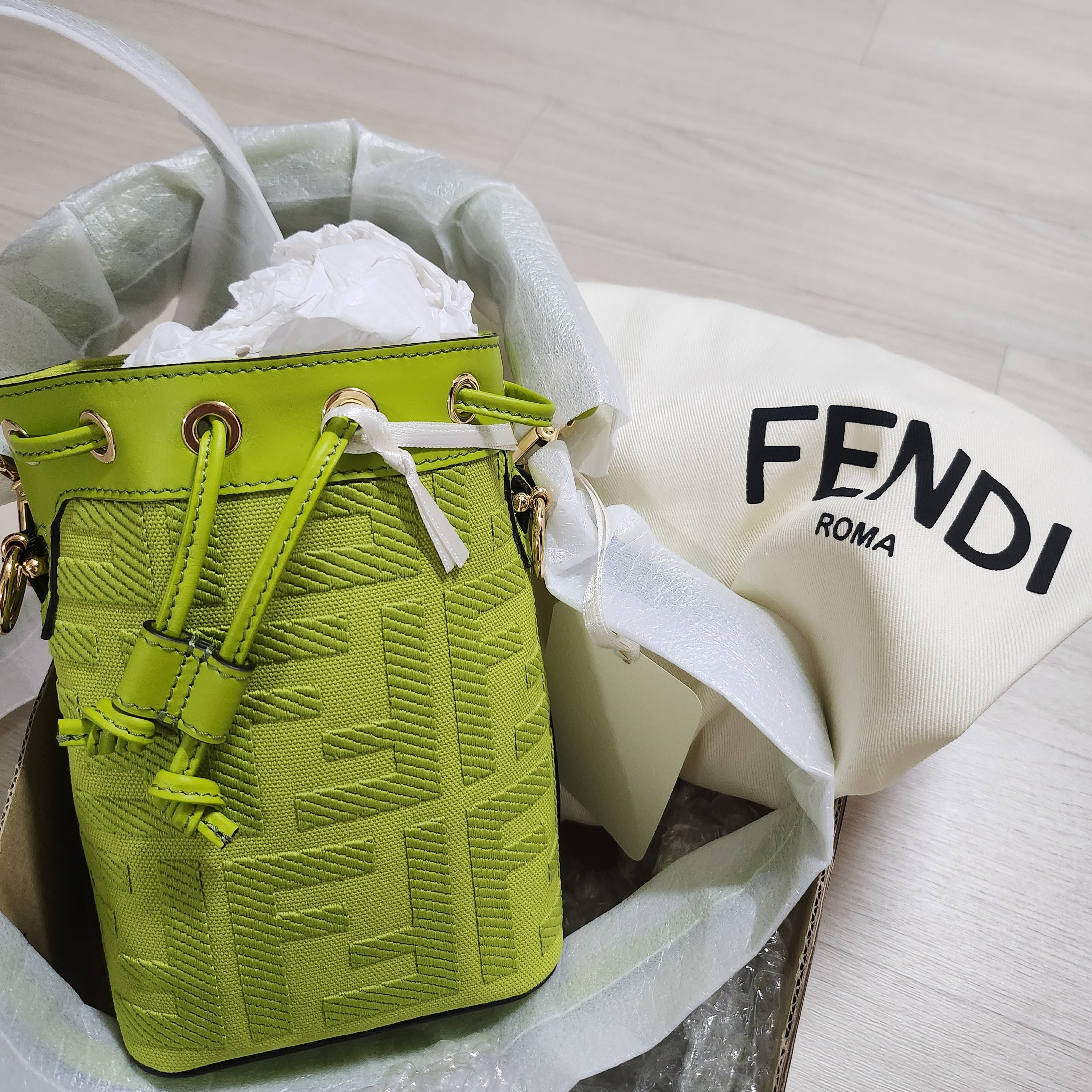Fendi Mon Tresor FF Canvas Mini Bag Acid Green 착용 스타일