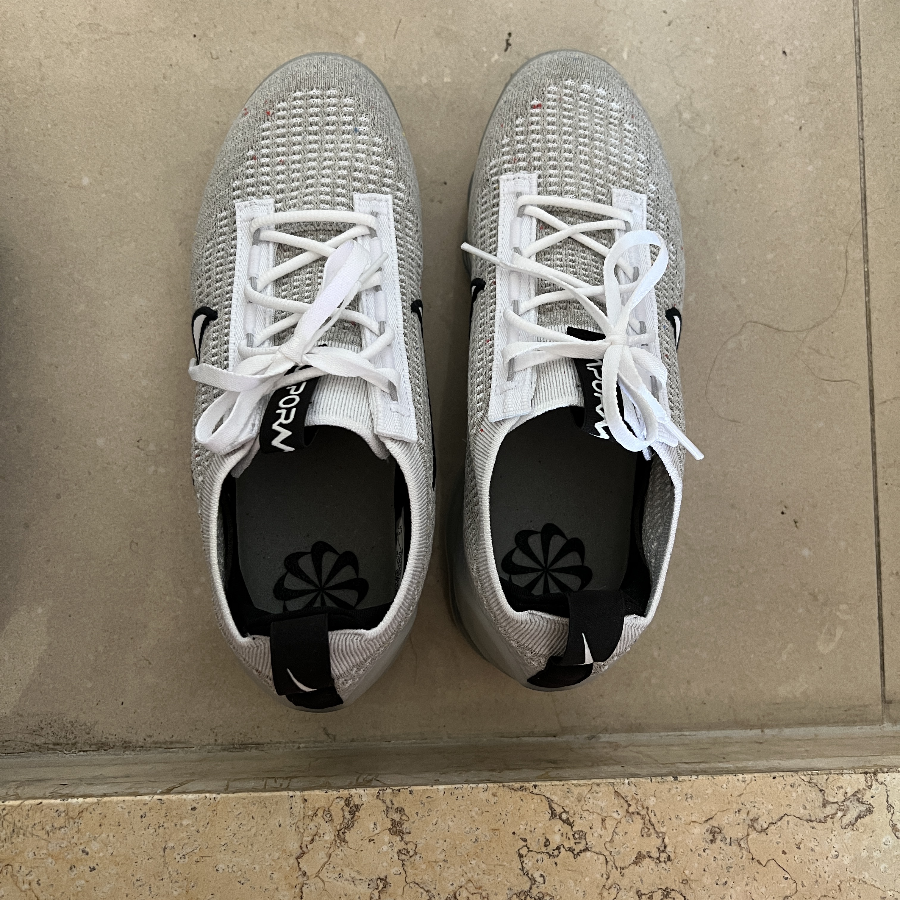 Nike Air VaporMax 2021 Flyknit White, Nike Air VaporMax 2021 Flyknit Triple Black 착용 스타일 - 1