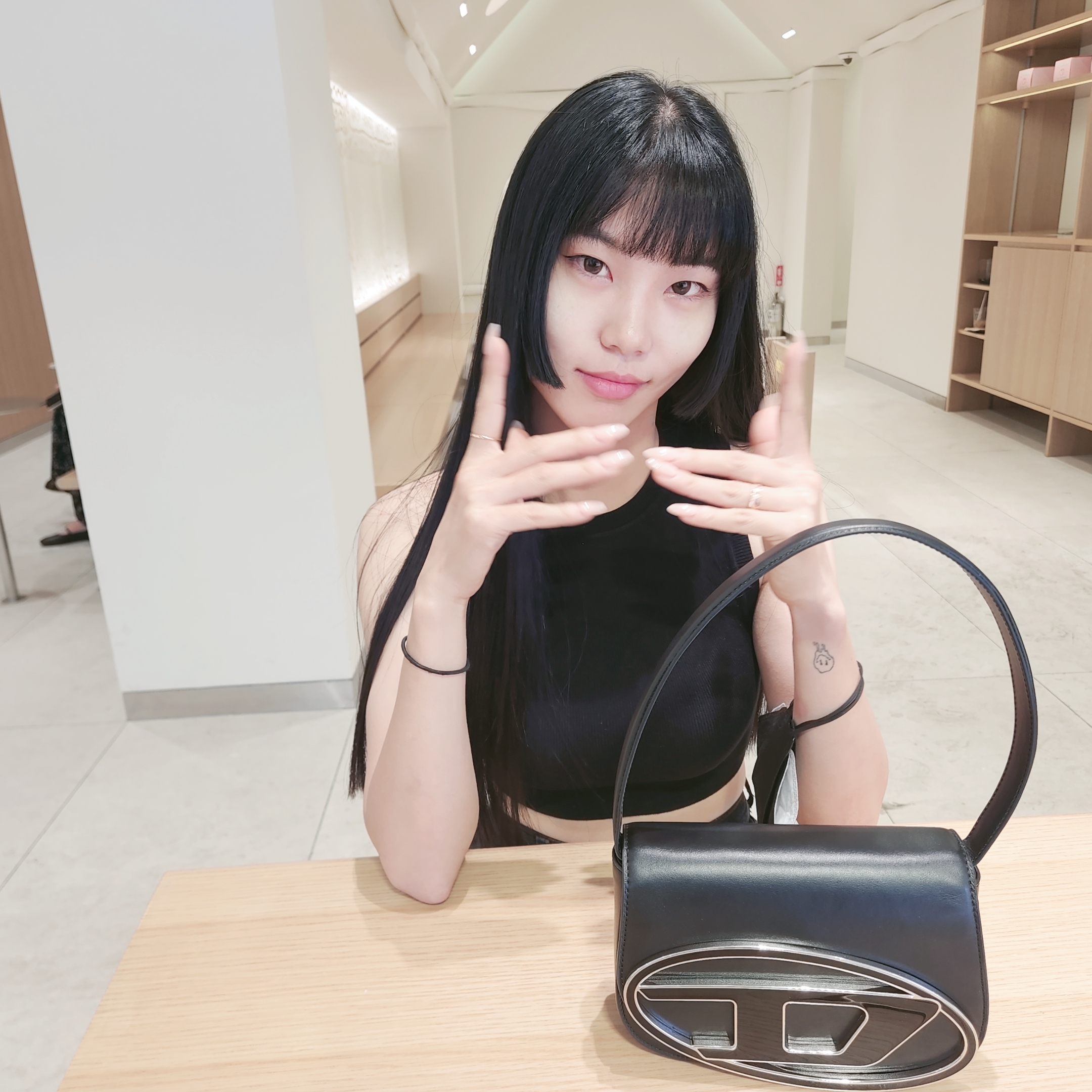 디젤 1DR 숄더백 인 나파 레더 블랙 착용 스타일 - 4