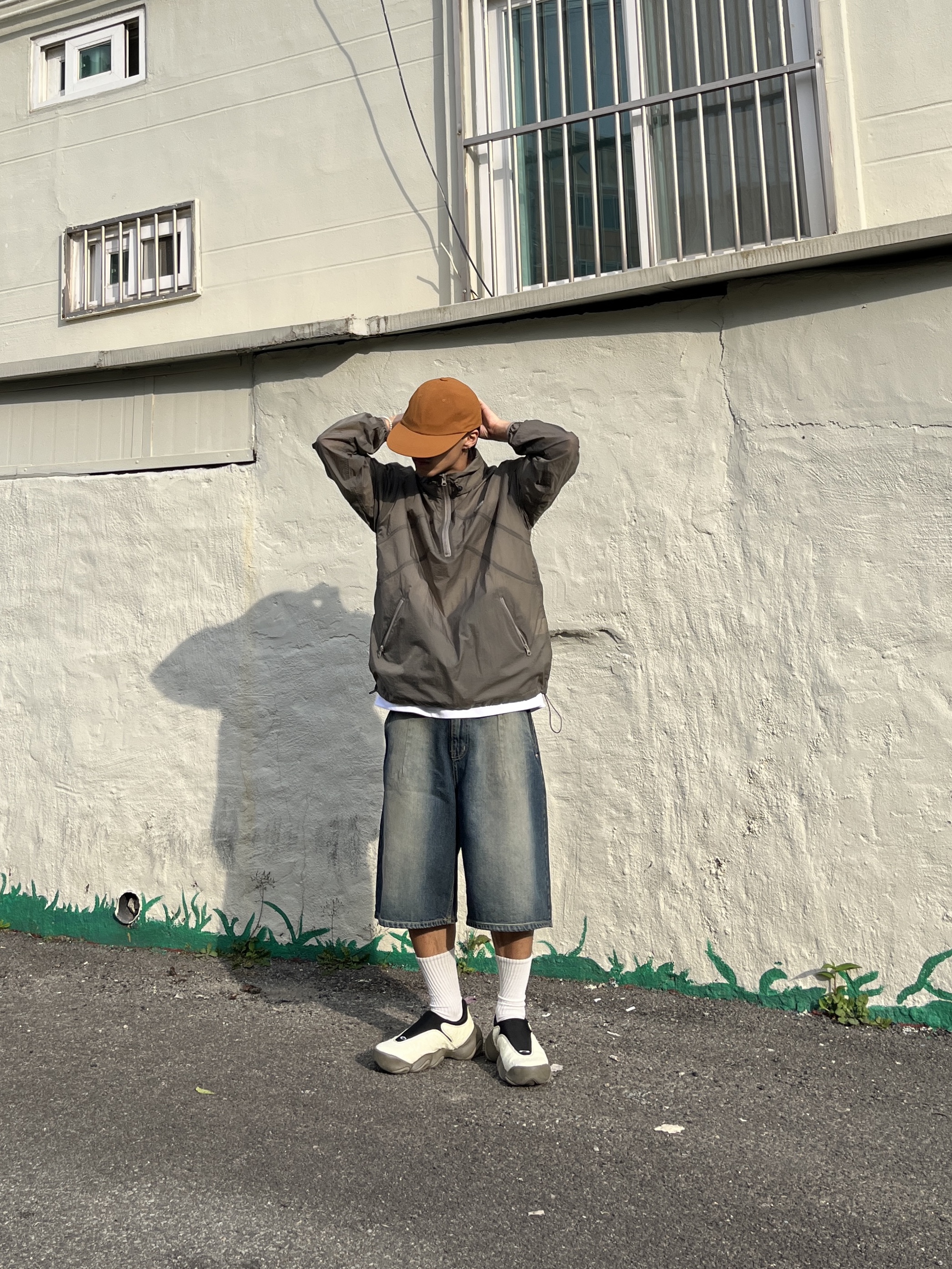 Art Of Field Packable Wrinkle Half Zip-Up Brown, Oakley Factory Team x Brain Dead Ostrich Flesh Ivory 착용 스타일 - 2