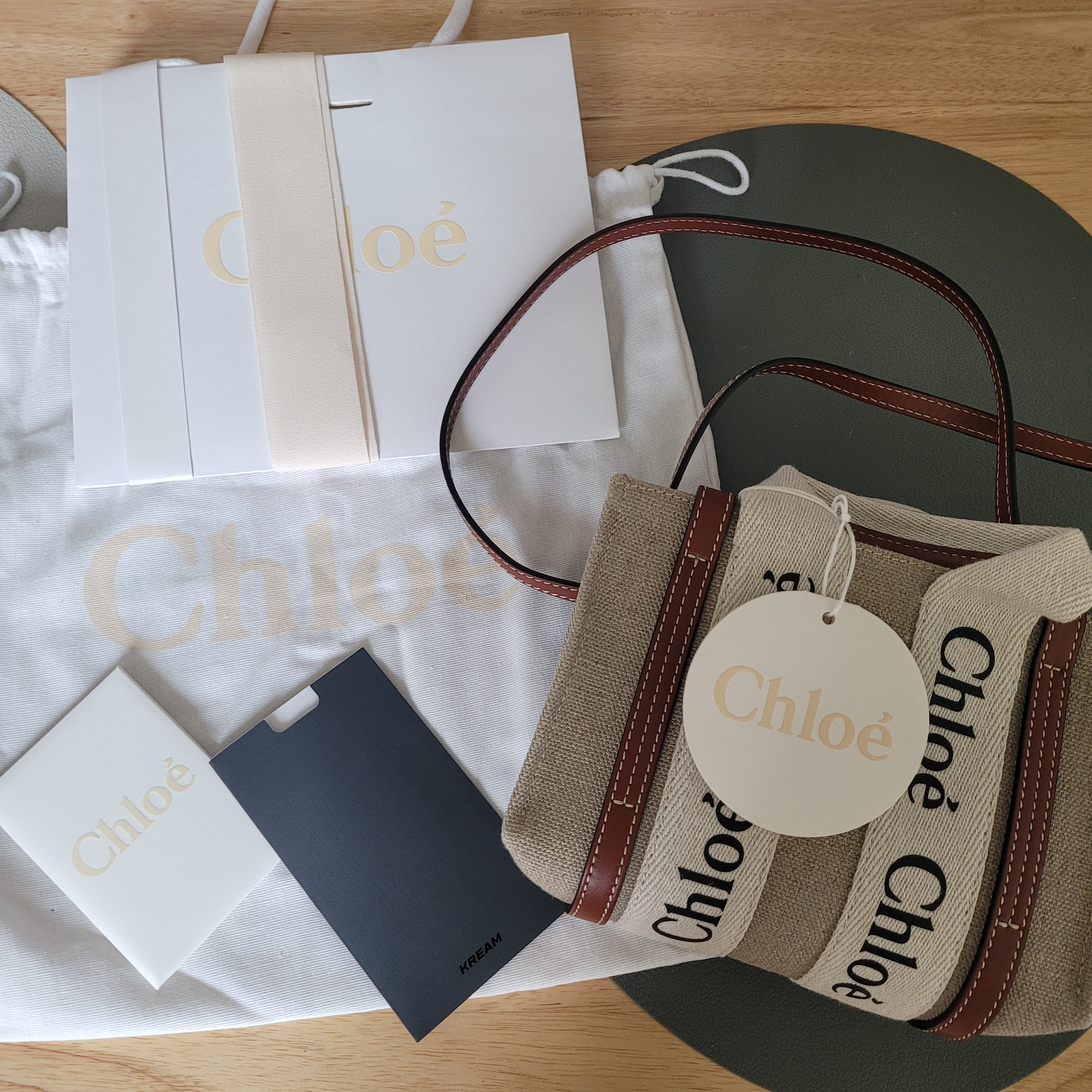 Chloe Woody Mini Tote Bag White Brown 착용 스타일