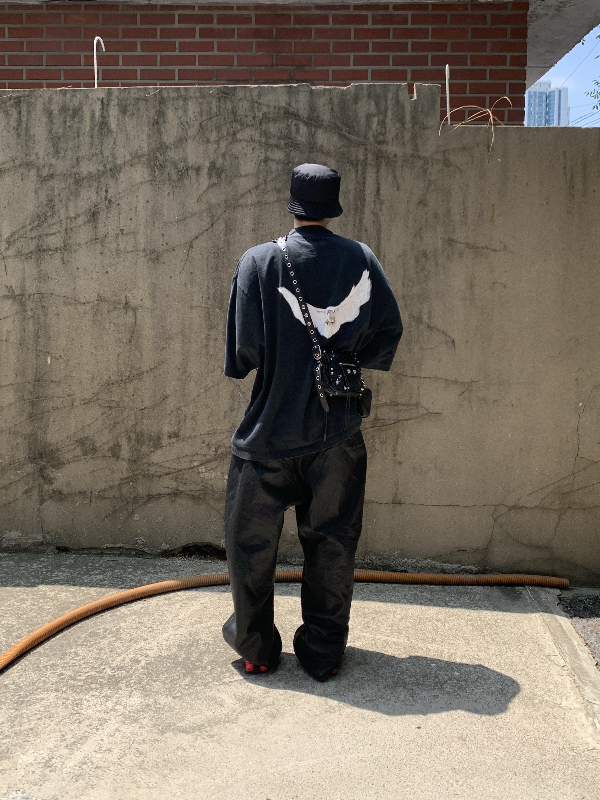Prada Re-Nylon Bucket Hat Black, Project G/R Oversized Convertible Cargo Pants Coated Black 착용 스타일 - 3