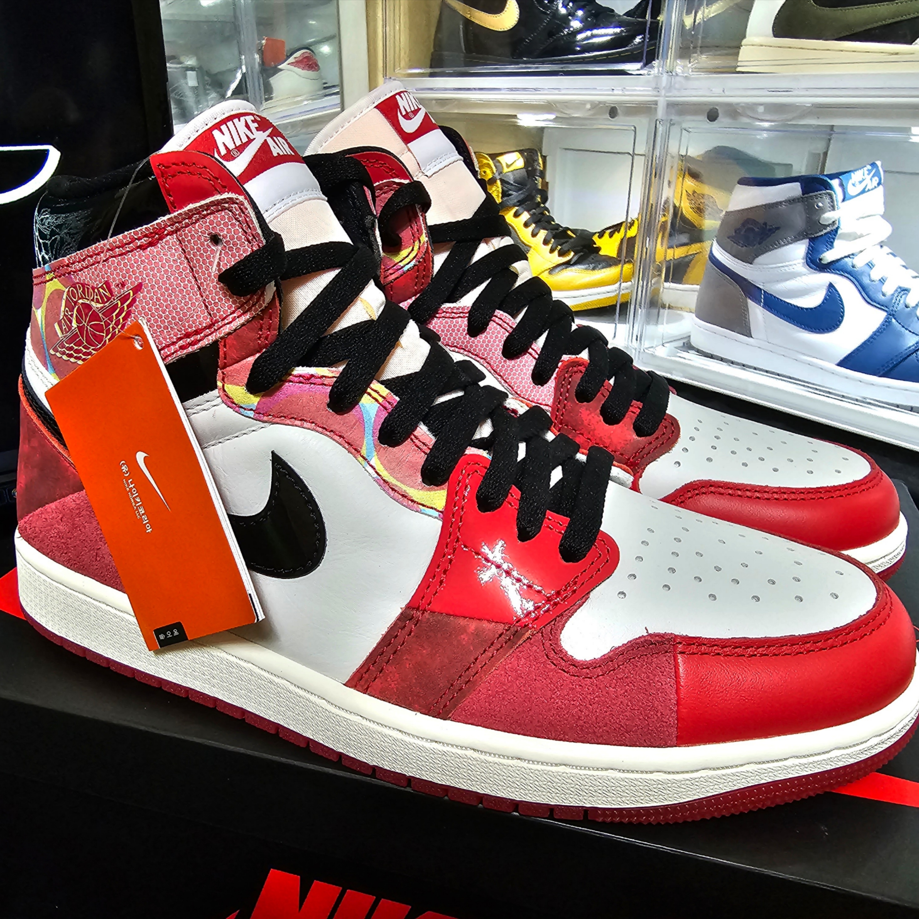 Jordan 1 Retro High Spider-Man Next Chapter, (W) Jordan 1 Retro High OG Varsity Red 착용 스타일 - 2