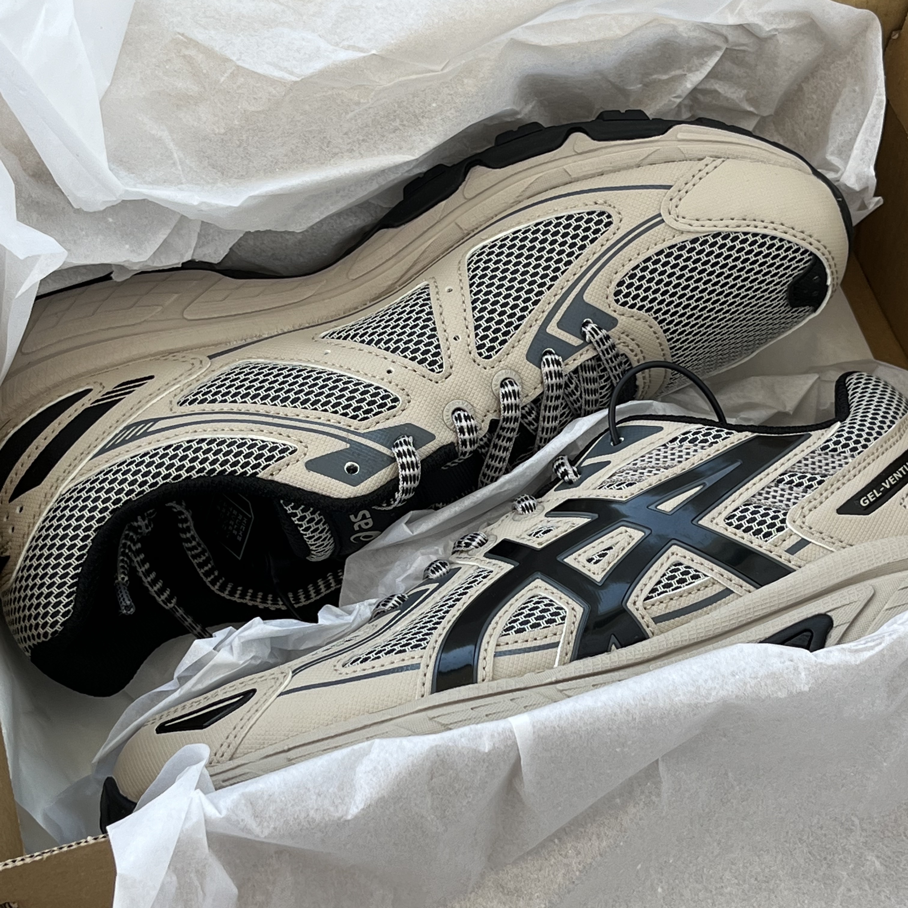 Asics Gel-Venture 6 Feather Grey Black 착용 스타일