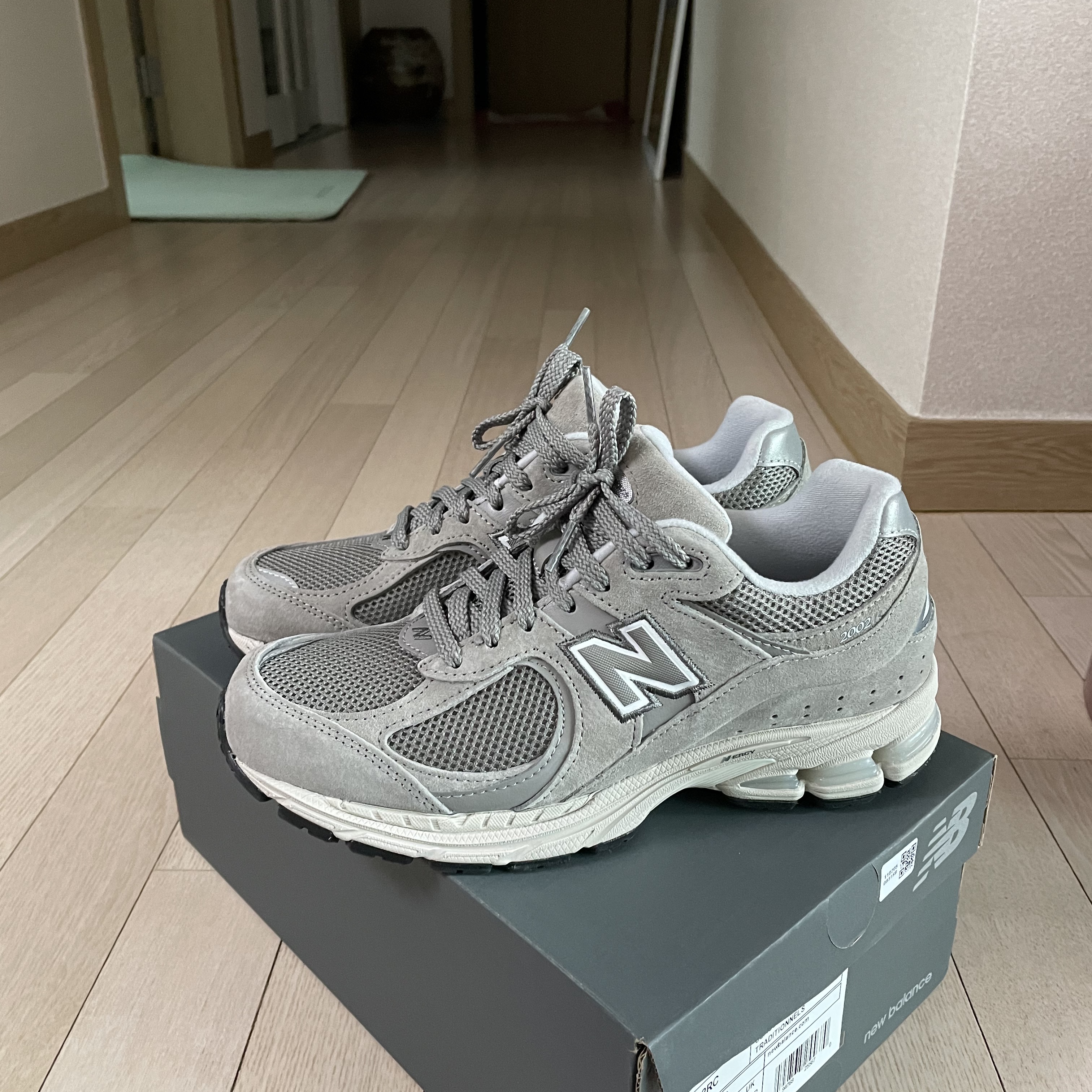 New Balance 2002R Grey 착용 스타일 - 2