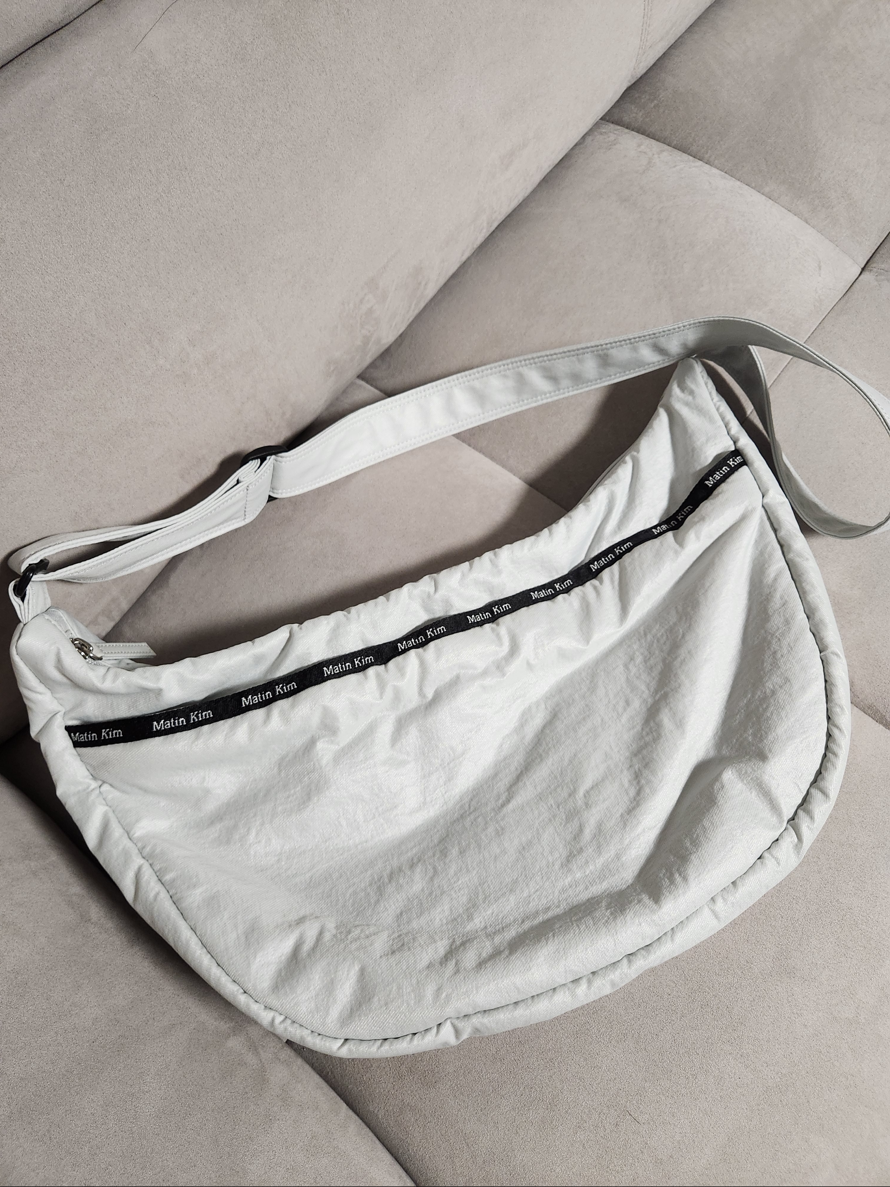 Matin Kim Glossy Fabric Round Cross Bag Light Grey 착용 스타일
