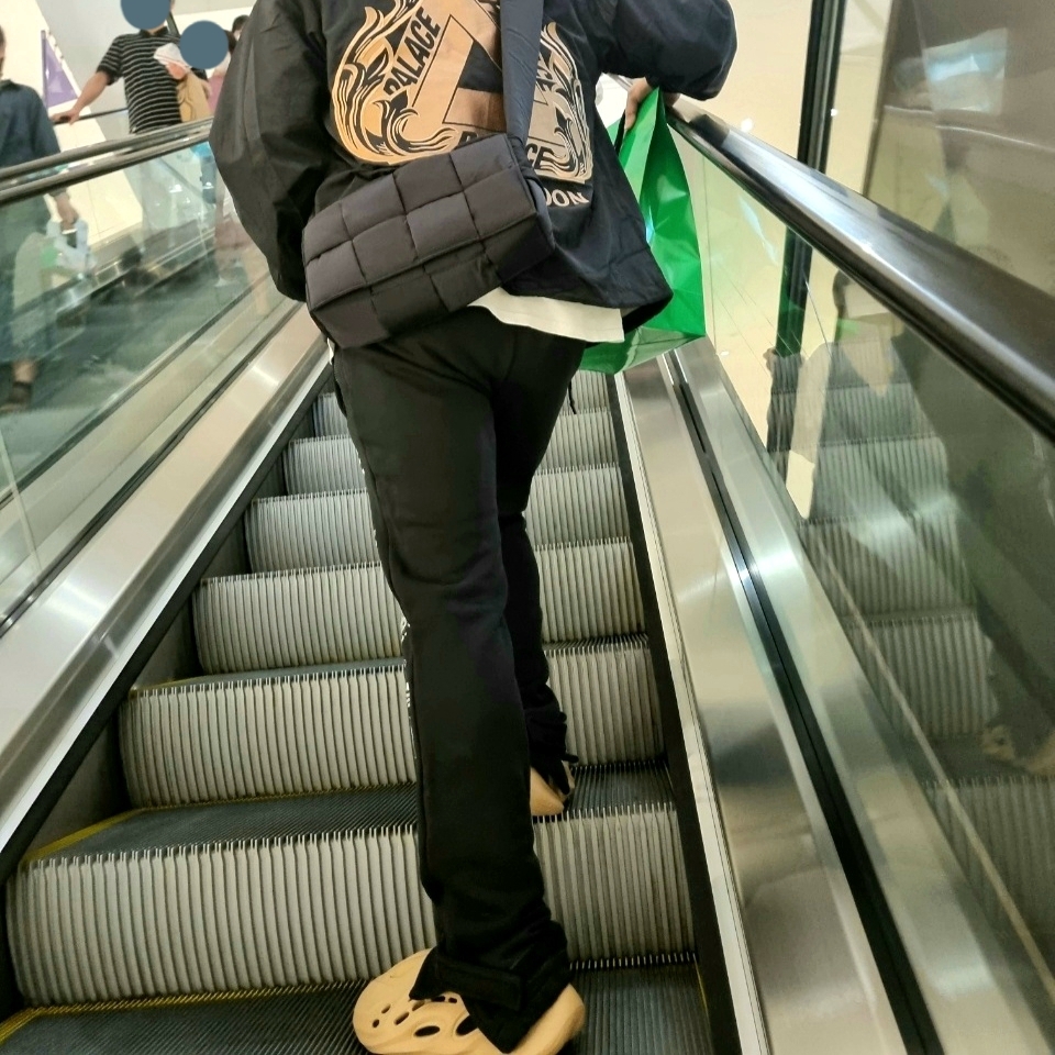 Bottega Veneta Padded Tech Cassette Black, Adidas Yeezy Foam RNNR Ochre 착용 스타일