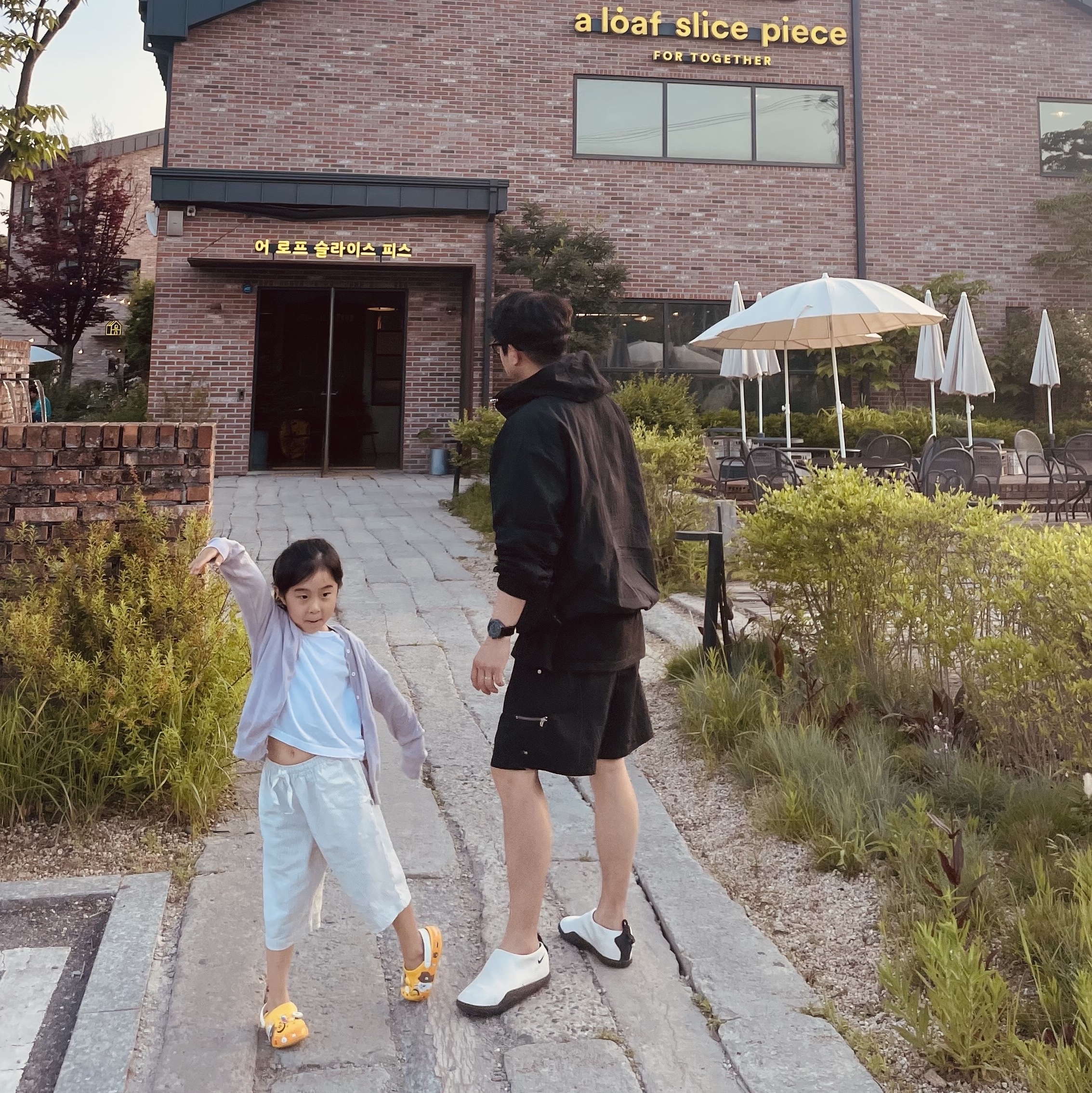 Nike ACG Moc Summit White and Black 착용 스타일 - 1