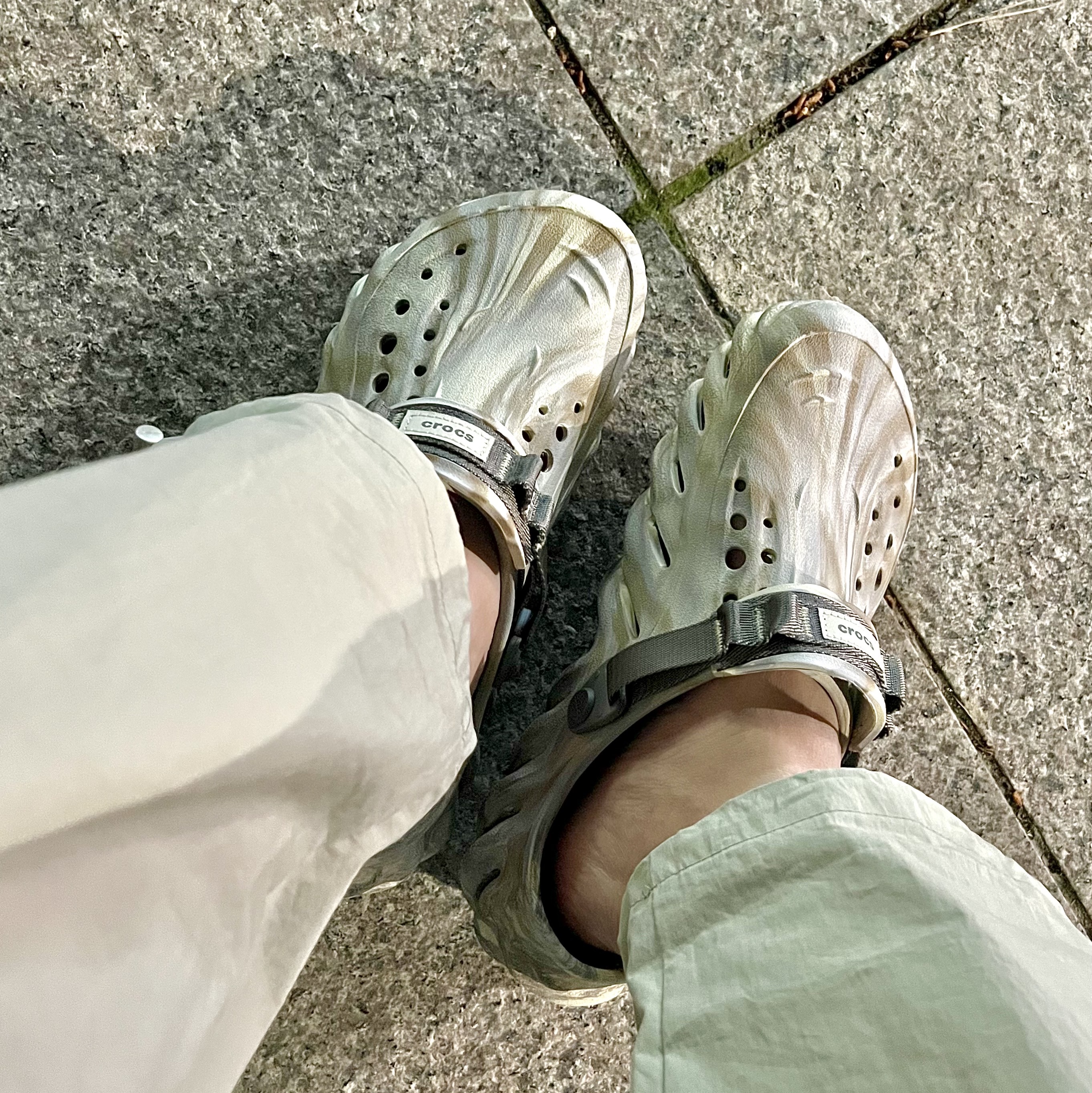 Crocs Echo Marbled Clog Bone Multi 착용 스타일 - 3
