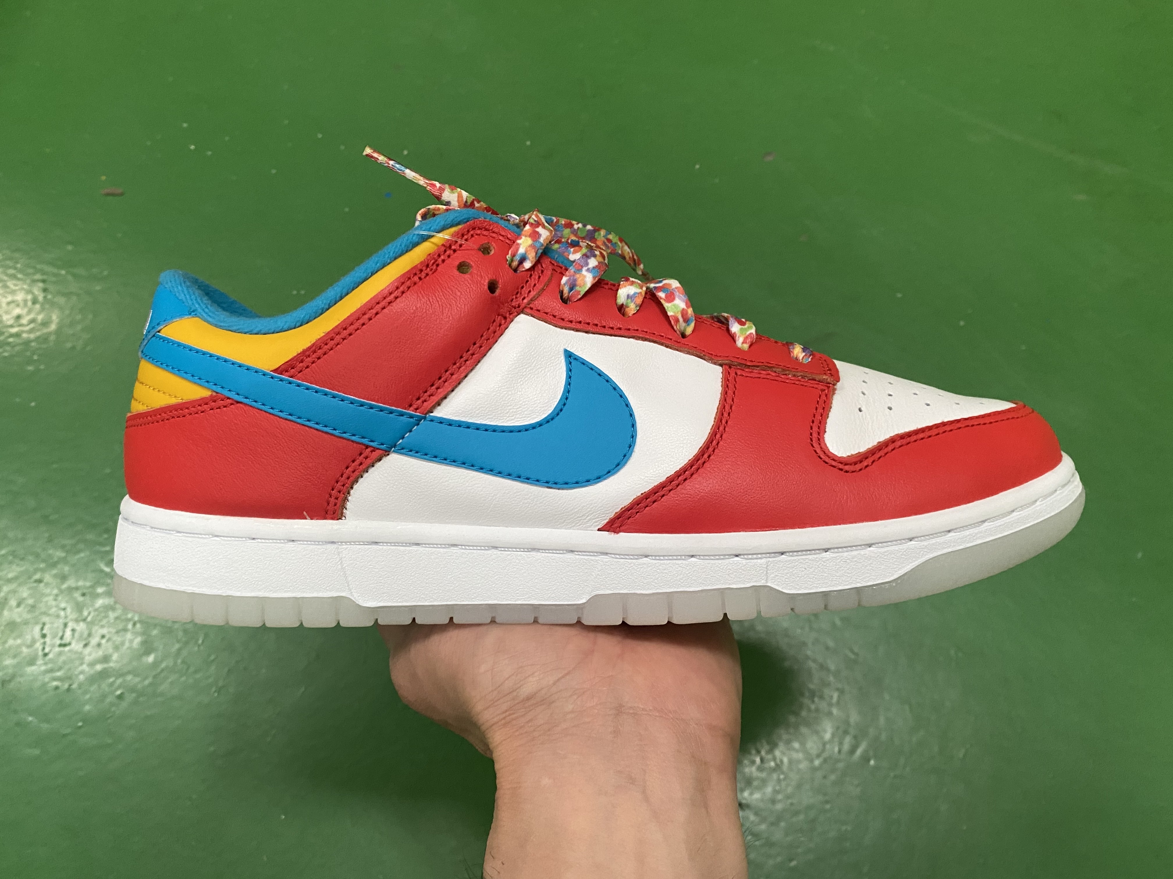Nike x LeBron James x Fruity Pebbles Dunk Low QS Habanero Red 착용 스타일 - 1