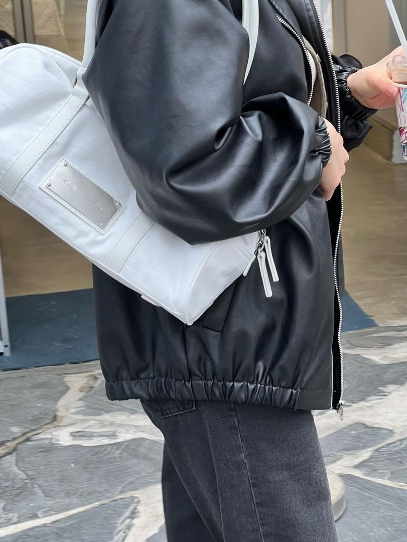Matin Kim Sporty Tote Bag White, Matin Kim Sporty Tote Bag Black 착용 스타일